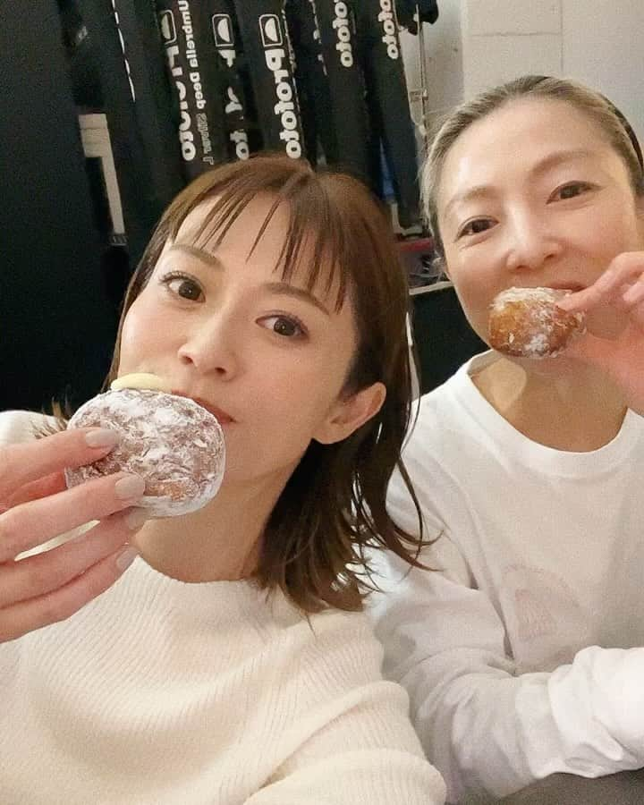 畑野ひろ子のインスタグラム：「@story_love40 今日は、長丁場の撮影でしたが、 美味しい差し入れ　@i.m.donut 🍩を頂いたり、　いろいろな方達とも会えた現場でした😆❣️ どんな写真になるかドキドキ💓ワクワク☺️STORY10月号です。  久しぶりに会えた @zekikoyasuko 流石ゼキコ😍このメガネもまたかっこいい👓  1日、お疲れ様でした😋🙏 #thankyou」