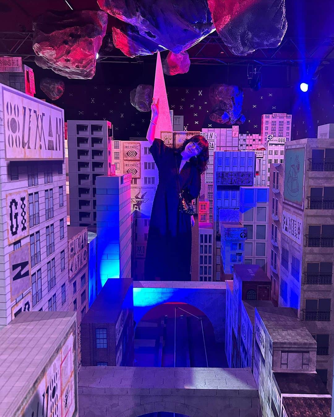 長澤メイさんのインスタグラム写真 - (長澤メイInstagram)「三井アウトレットパークジャズドリーム長島に9月30日から期間限定でオープンする『GINGAGA』に 姪っ子ちゃんと遊びに行ってきたよ🧚🏻‍♀️✨ @gingaga_jp   日本初の新感覚で撮影エンターテイメントな空間❤️‍🔥 スマホ一台で誰でも一流クリエイターのような動画撮影が色々できるよ〜😂✌️✨✨✨  クリエイティブ集団「CEKAI」が撮影ブースや美術空間、デザインを担当してて遊び心と独自性に溢れた 仕掛けがおもしろくて見せ方が可愛かった‼️🥹  2024年の1月14日までやってるから ぜひ遊びに行ってね〜🌈  #ジャズドリーム長島 #GINGAGA #GINIGAGA_PR #PR」10月2日 23時05分 - xxmeixx1208