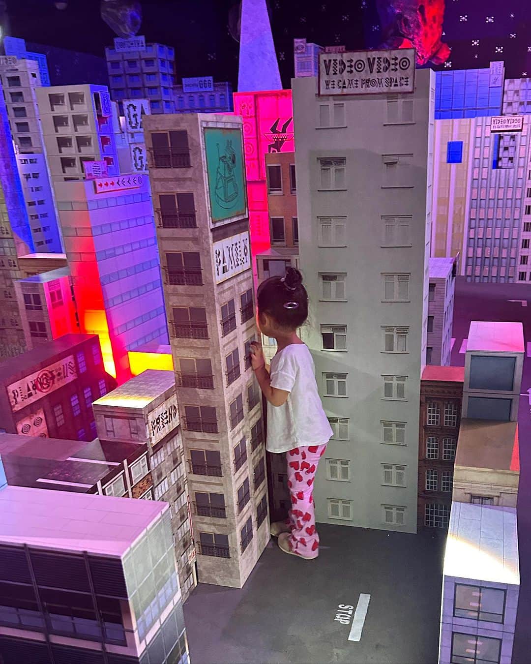 長澤メイさんのインスタグラム写真 - (長澤メイInstagram)「三井アウトレットパークジャズドリーム長島に9月30日から期間限定でオープンする『GINGAGA』に 姪っ子ちゃんと遊びに行ってきたよ🧚🏻‍♀️✨ @gingaga_jp   日本初の新感覚で撮影エンターテイメントな空間❤️‍🔥 スマホ一台で誰でも一流クリエイターのような動画撮影が色々できるよ〜😂✌️✨✨✨  クリエイティブ集団「CEKAI」が撮影ブースや美術空間、デザインを担当してて遊び心と独自性に溢れた 仕掛けがおもしろくて見せ方が可愛かった‼️🥹  2024年の1月14日までやってるから ぜひ遊びに行ってね〜🌈  #ジャズドリーム長島 #GINGAGA #GINIGAGA_PR #PR」10月2日 23時05分 - xxmeixx1208