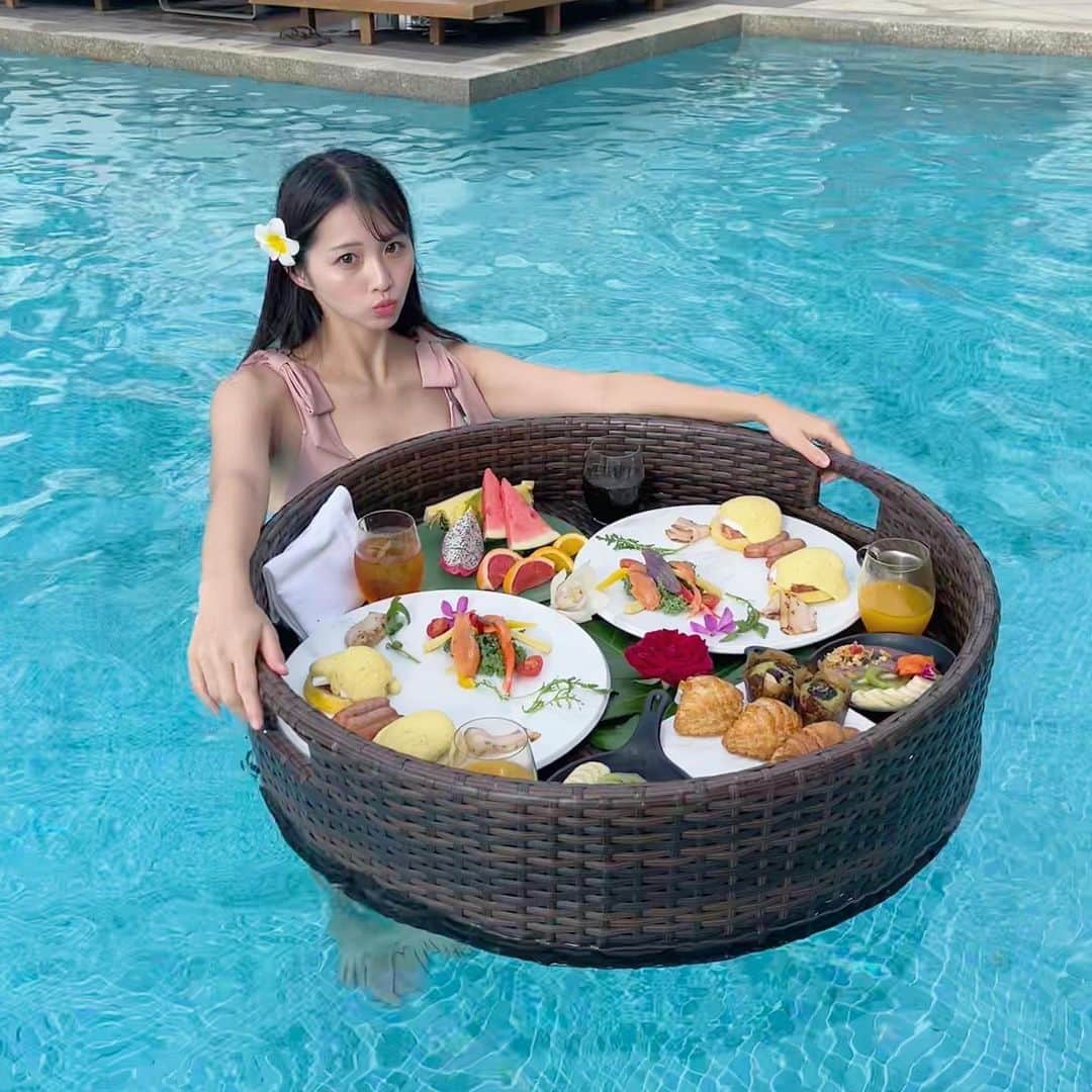若松来海さんのインスタグラム写真 - (若松来海Instagram)「Floating Breakfast 🍳🍑🍉🥐 ⁡ ⁡ ⁡ ⁡ ⁡  #フローティングブレックファスト  #フローティングブレックファースト  #floatingbreakfast #anaintercontinentalishigakiresort #anaインターコンチネンタル石垣リゾート  #ホテルプール  #リゾート  #リゾートホテル #resort  #水着 #水着女子  #水着コーデ  #ダーリッチ #darich  #ホカンス  #プールパーティー  #swimwear #japantravel #japantrip #沖縄旅行  #沖縄観光 #沖縄グルメ  #沖縄ホテル #石垣島旅行  #石垣島グルメ  #石垣島ホテル  #island #islandlife #朝食  #朝食プレート」10月2日 23時05分 - mllklog