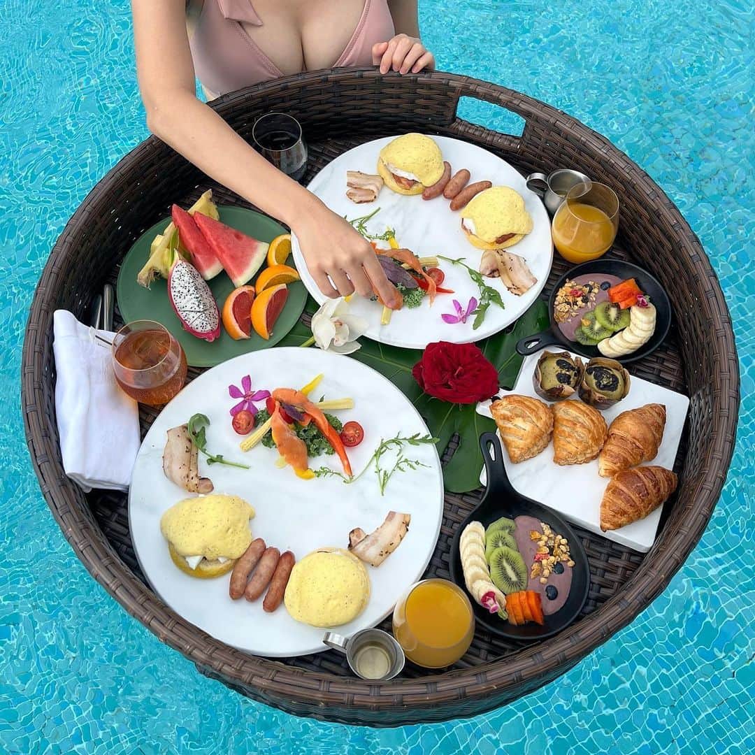 若松来海さんのインスタグラム写真 - (若松来海Instagram)「Floating Breakfast 🍳🍑🍉🥐 ⁡ ⁡ ⁡ ⁡ ⁡  #フローティングブレックファスト  #フローティングブレックファースト  #floatingbreakfast #anaintercontinentalishigakiresort #anaインターコンチネンタル石垣リゾート  #ホテルプール  #リゾート  #リゾートホテル #resort  #水着 #水着女子  #水着コーデ  #ダーリッチ #darich  #ホカンス  #プールパーティー  #swimwear #japantravel #japantrip #沖縄旅行  #沖縄観光 #沖縄グルメ  #沖縄ホテル #石垣島旅行  #石垣島グルメ  #石垣島ホテル  #island #islandlife #朝食  #朝食プレート」10月2日 23時05分 - mllklog