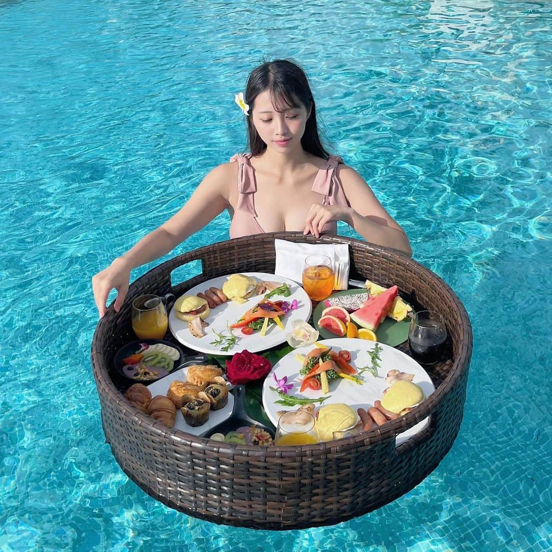 若松来海のインスタグラム：「Floating Breakfast 🍳🍑🍉🥐 ⁡ ⁡ ⁡ ⁡ ⁡  #フローティングブレックファスト  #フローティングブレックファースト  #floatingbreakfast #anaintercontinentalishigakiresort #anaインターコンチネンタル石垣リゾート  #ホテルプール  #リゾート  #リゾートホテル #resort  #水着 #水着女子  #水着コーデ  #ダーリッチ #darich  #ホカンス  #プールパーティー  #swimwear #japantravel #japantrip #沖縄旅行  #沖縄観光 #沖縄グルメ  #沖縄ホテル #石垣島旅行  #石垣島グルメ  #石垣島ホテル  #island #islandlife #朝食  #朝食プレート」