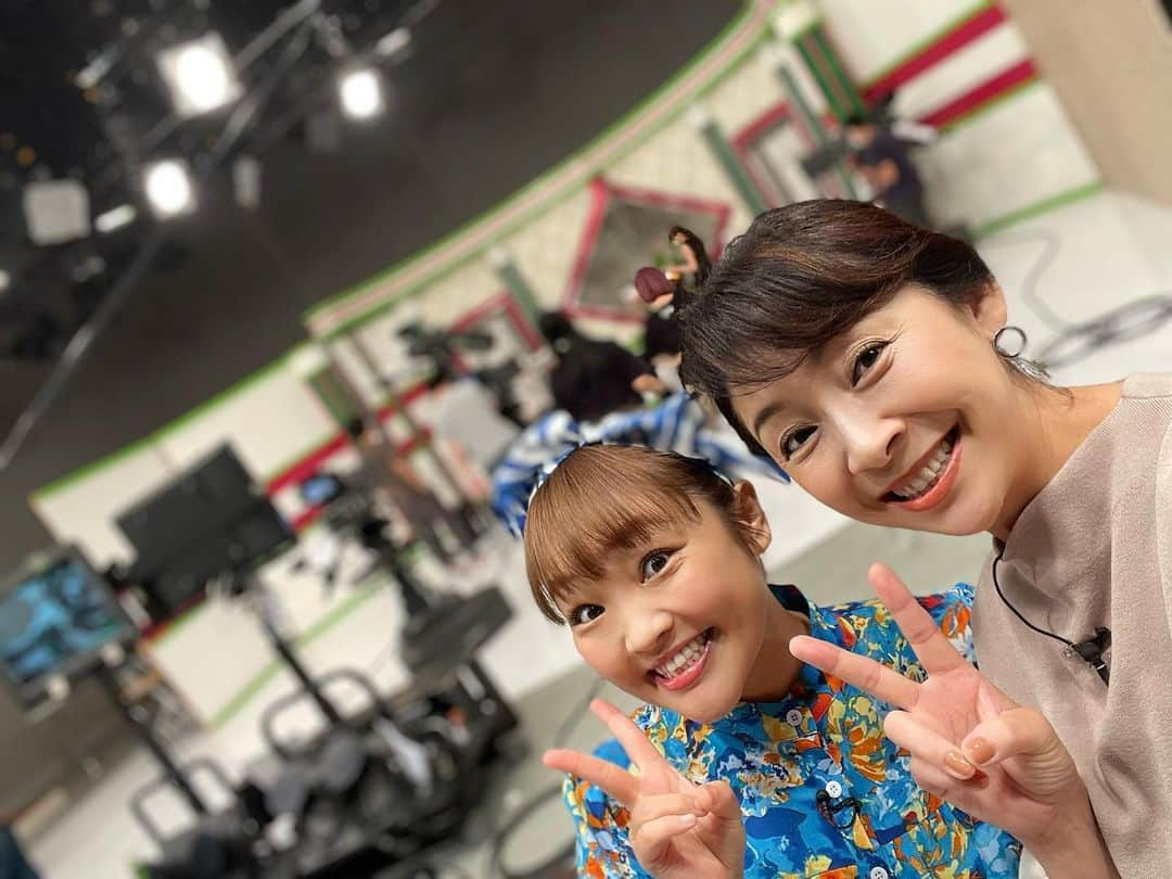 柳原可奈子さんのインスタグラム写真 - (柳原可奈子Instagram)「本日の放送は柳原可奈子ちゃんとご一緒にでした！ お喋りの声が高くていつもニコニコ☺️の可愛いママさんです。周りを笑顔にするエネルギーが凄い😆 電子レンジでチンするとお料理ができたり、お惣菜天ぷらがパリパリになるレンジメートプログランデのご紹介でしたが、可奈子ちゃんの食べっぷりがお見事😆 またご一緒するのが楽しみな可奈子ちゃんです。  #柳原可奈子 ちゃん#いいものプレミアム #ママ #可愛い #笑顔 #レンジメートプログランデ  #神崎ゆう子 #ゆうこお姉さん」10月2日 22時58分 - yanagihara_kanako_