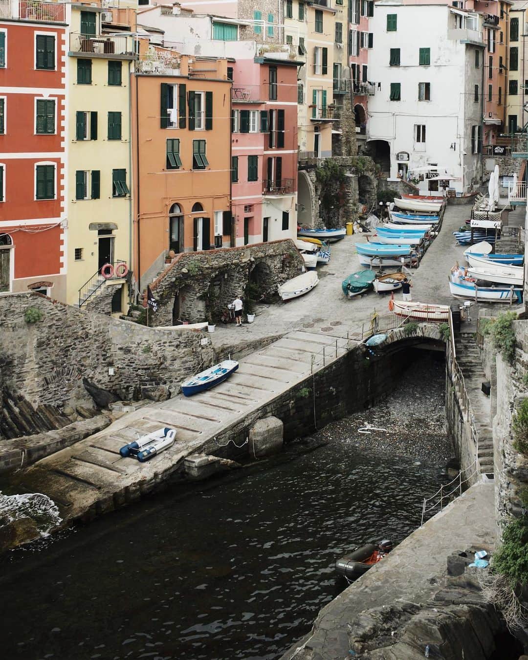 ライカさんのインスタグラム写真 - (ライカInstagram)「La Dolce Vita  Strolling through Cinque Terre, capturing its breathtaking landscapes from every nook and cranny. Join Melissa P. Sementilli (@melissasementilli) on this visual journey.  📷: @melissasementilli #LeicaCamera #Leica #🔴📷」10月2日 23時00分 - leica_camera