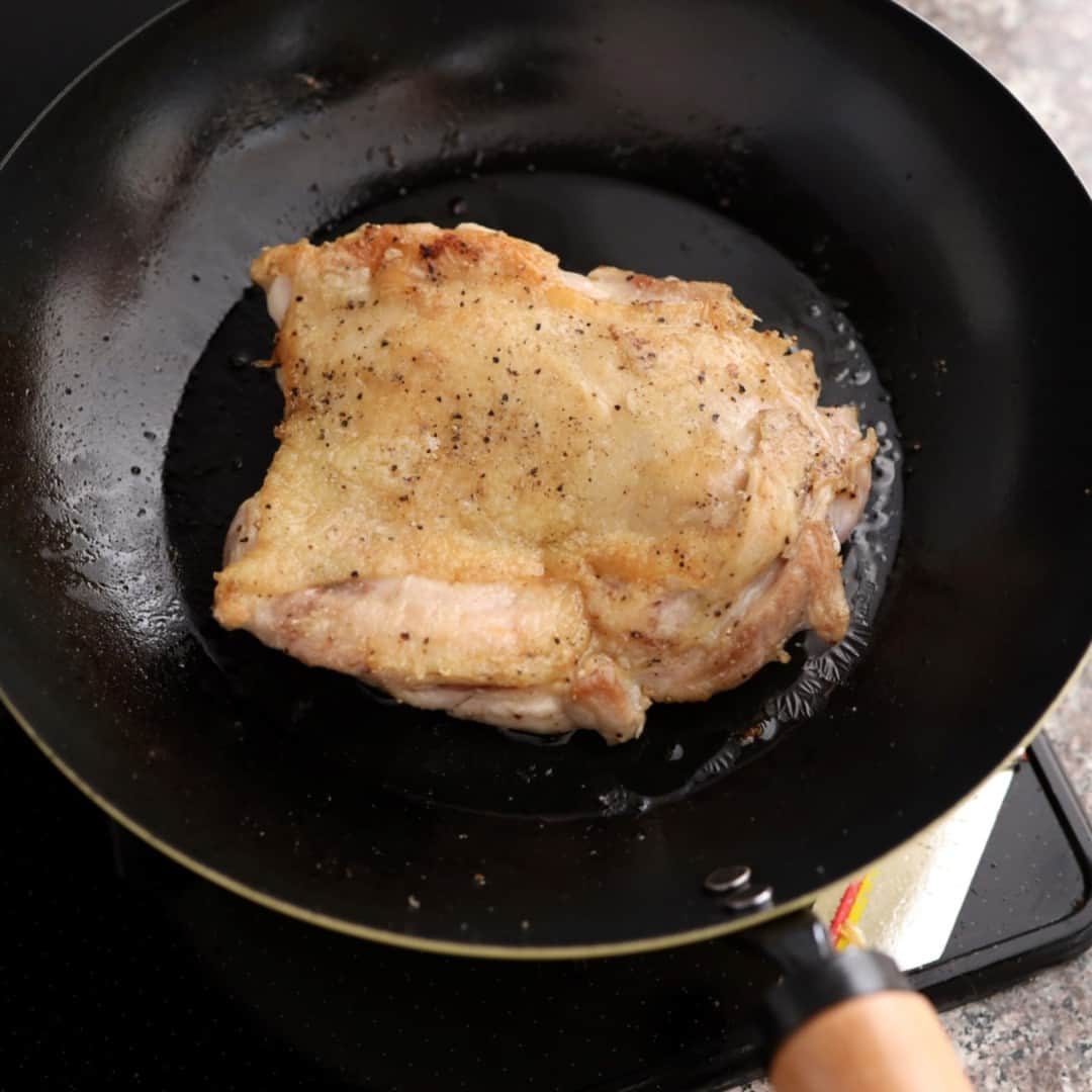 おうちごはん編集部さんのインスタグラム写真 - (おうちごはん編集部Instagram)「【カリカリ！#ハニーマスタードチキン】#レシピ あり▼  鶏肉1枚で大満足‼ フライパン一つで作れてヘビロテ間違いなしの絶品おかずです😋  カリッと焼き上がったお肉ににんにくが効いたハニーマスタードソースが絡んで、一口食べればお箸が止まらなくなること間違いなし👍  --------👇レシピ👇---------  カリカリ！ハニーマスタードチキン  ▼材料（2人分）  ・鶏もも……1枚 ・塩胡椒……少々 ・片栗……小さじ2  【A】 ・マスタード……小さじ2 ・はちみつ……小さじ2 ・醤油……小さじ1 ・おろしにんにく……小さじ1  ・オリーブオイル……適量  ▼作り方  1. 鶏もも肉に塩胡椒と片栗粉をまぶす。  2. フライパンでオリーブオイルを中火で熱し、1の皮目から焼く。フライ返しやゴムベラなどで2～3分押しつけながら焼いたら、蓋をして弱めの中火で5分蒸し焼きにする。  3. 蓋を開けてひっくり返し、中火で3～5分焼いて取り出し、ひと口大に切っておく。  4. 混ぜたAをフライパンに入れて加熱し、3を戻して絡める。  photo by @moaiskitchen  🔽「カリカリ！ハニーマスタードチキン」のレシピは、おうちごはんの記事でもご紹介しています！ https://ouchi-gohan.jp/3430/  ------------------ ◆このレシピを作ってみたいと思った方は「保存📄」を、おいしそうと思った方はぜひ「いいね♥」してね😚  ◆ #おうちごはんLover を付けて投稿するとおうちごはんの記事やこのアカウント、おうちごはん発信のトレンドリリースなどでご紹介させていただくことがございます。スタッフが毎日楽しくチェックしています♪  ［staff : まい姉］ ------------------  #おうちごはんlover #おうちごはんラバー #ouchigohanlover #ouchigohan  #あしたのおうちごはん #おかず #おかずレシピ #絶品おかず #レシピ #recipe #チキン #鶏肉 #ハニーマスタード #献立 #晩御飯 #メインおかず #主菜 #飯テロ #自炊 #鶏肉レシピ #ヘビロテレシピ」10月2日 23時00分 - ouchigohan.jp