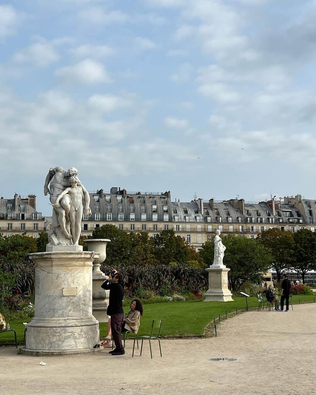 バウム ウンド ヘルガーデンさんのインスタグラム写真 - (バウム ウンド ヘルガーデンInstagram)「WE 🫶🏼 PARIS  #BaumFamily #BaumundPferdgarten」10月2日 23時30分 - baumundpferdgarten