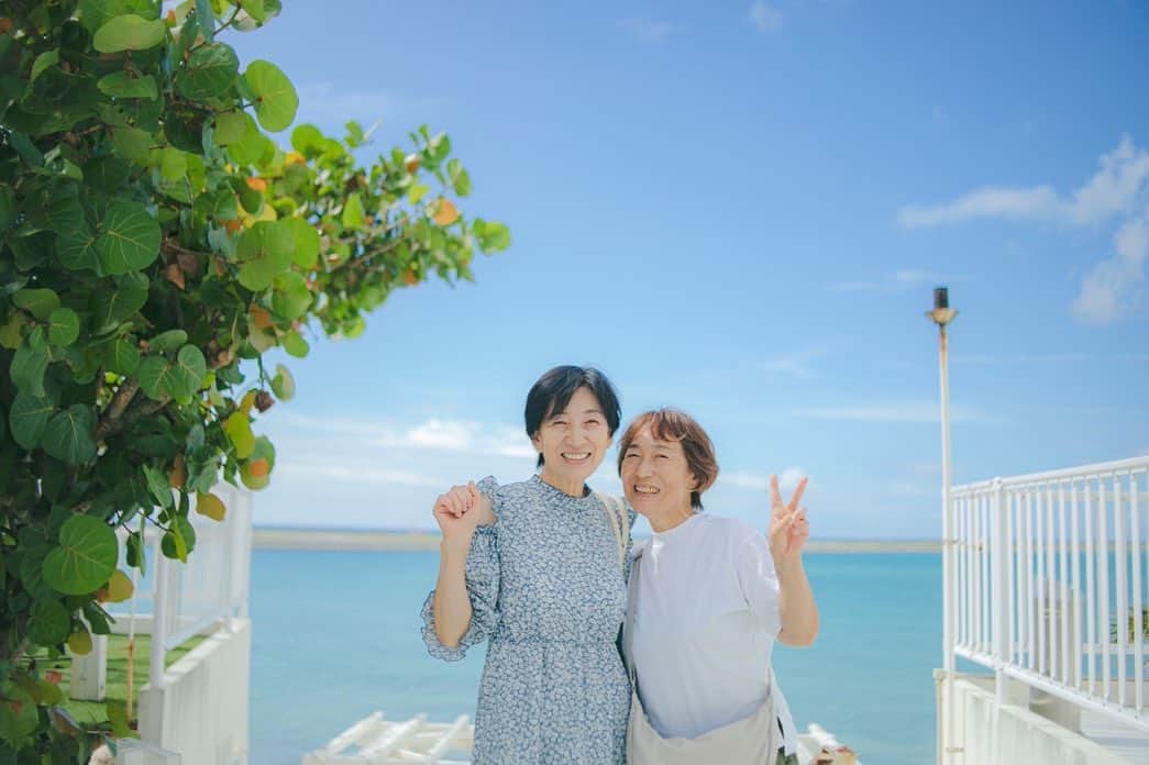 福田瞳さんのインスタグラム写真 - (福田瞳Instagram)「沖縄ついたらとりあえず、レンタカー借りて#ウミカジテラス でランチ☺︎ #ちいきねこ ちゃんたちは色々なお店に顔を出してくれていて癒されます♡ まるで海外みたいな白い外壁が魅力なウミカジテラス。 この時期、目がやられます。笑。サングラス🕶あってよかった。笑。 母たちの少女のような笑顔☺︎可愛いかったな♡  初めてウミカジテラスの目の前の海沿い行ってみたんだけど、木陰に座ってのんびりしてる人たちがいたり、いい感じでした♡ 木陰はとても涼しかった！  #沖縄旅行#家族旅行 #記録」10月2日 23時01分 - fukudahitomi610