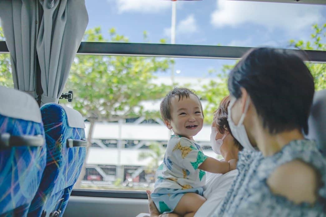 福田瞳さんのインスタグラム写真 - (福田瞳Instagram)「沖縄ついたらとりあえず、レンタカー借りて#ウミカジテラス でランチ☺︎ #ちいきねこ ちゃんたちは色々なお店に顔を出してくれていて癒されます♡ まるで海外みたいな白い外壁が魅力なウミカジテラス。 この時期、目がやられます。笑。サングラス🕶あってよかった。笑。 母たちの少女のような笑顔☺︎可愛いかったな♡  初めてウミカジテラスの目の前の海沿い行ってみたんだけど、木陰に座ってのんびりしてる人たちがいたり、いい感じでした♡ 木陰はとても涼しかった！  #沖縄旅行#家族旅行 #記録」10月2日 23時01分 - fukudahitomi610