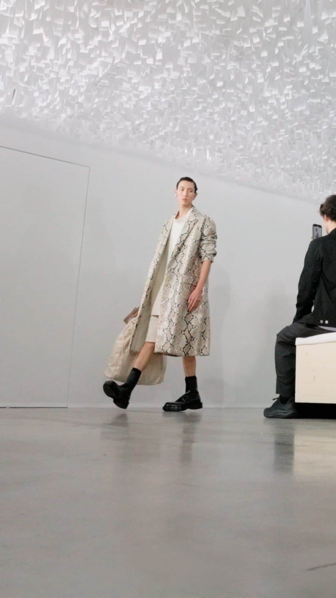 ジルサンダーのインスタグラム：「#JILSANDER  Women’s and Men’s Spring/Summer 2024 Watch the full show on jilsander.com   #JilSanderbyLucieandLukeMeier」