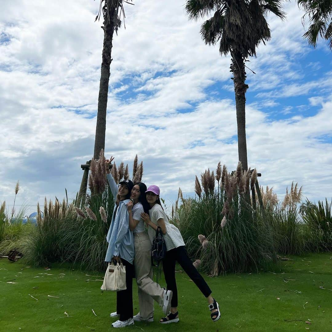 岡本麻佑のインスタグラム：「. 今年も二人と旅行に行けてはぴ🩵 おふたり様ありがとう🥰❤️ 次は一緒に何処へ行こうか🤍✨ また次会える日までそれぞれ頑張りましょ🫶🏻」