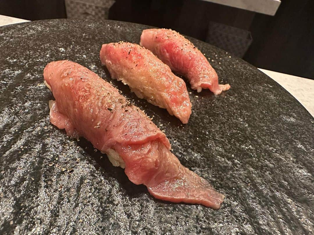 ぽにょ皇子さんのインスタグラム写真 - (ぽにょ皇子Instagram)「焼肉PR🍖 炭火焼肉 道苑 に行ってきたお！🔥  久しぶりにお肉ガッツリ食べまくってほんとに幸せだった😭😭😭 お肉は太田牛を使用していて油たっっぷりでプルップルで美味しいのはもちろん、肉寿司、冷麺までどれも美味ですた🤤  うさこてゃのサプライズも急にプロジェクションマッピング付いたりしてびっくりした！w お陰様でしっかりお祝いできて大満足！！🤤  下北沢にあるからぜひ行ってみてねっ！  住所《東京都世田谷区北沢2-15-4 光倫 1F･2F 炭火焼肉道苑 》  #焼肉 #肉 #下北沢 #pr #オススメ #グルメ好きな人と繋がりたい #グルメ」10月2日 23時02分 - ponyoouji