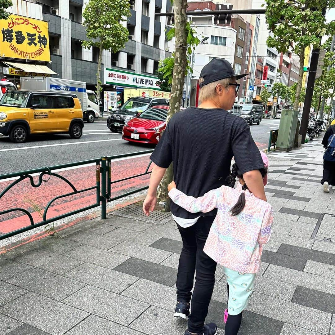 田村淳さんのインスタグラム写真 - (田村淳Instagram)「新宿デート 娘と新宿を歩きながら、パパの新宿の思い出を話していました。ちょうど深夜まで飲んだ後に寄ったことのあるラーメン屋さんがあったので、そんな話をしながら街をブラブラしていました。あの眠らない街新宿で、夜中までナンパして歩いていた20代の頃からは全く想像すらできない娘との新宿デート…  娘たちへ 街でナンパして来る輩は全無視しなさい 　　　　　　　　　　　　パパより」10月2日 23時03分 - atsushilb