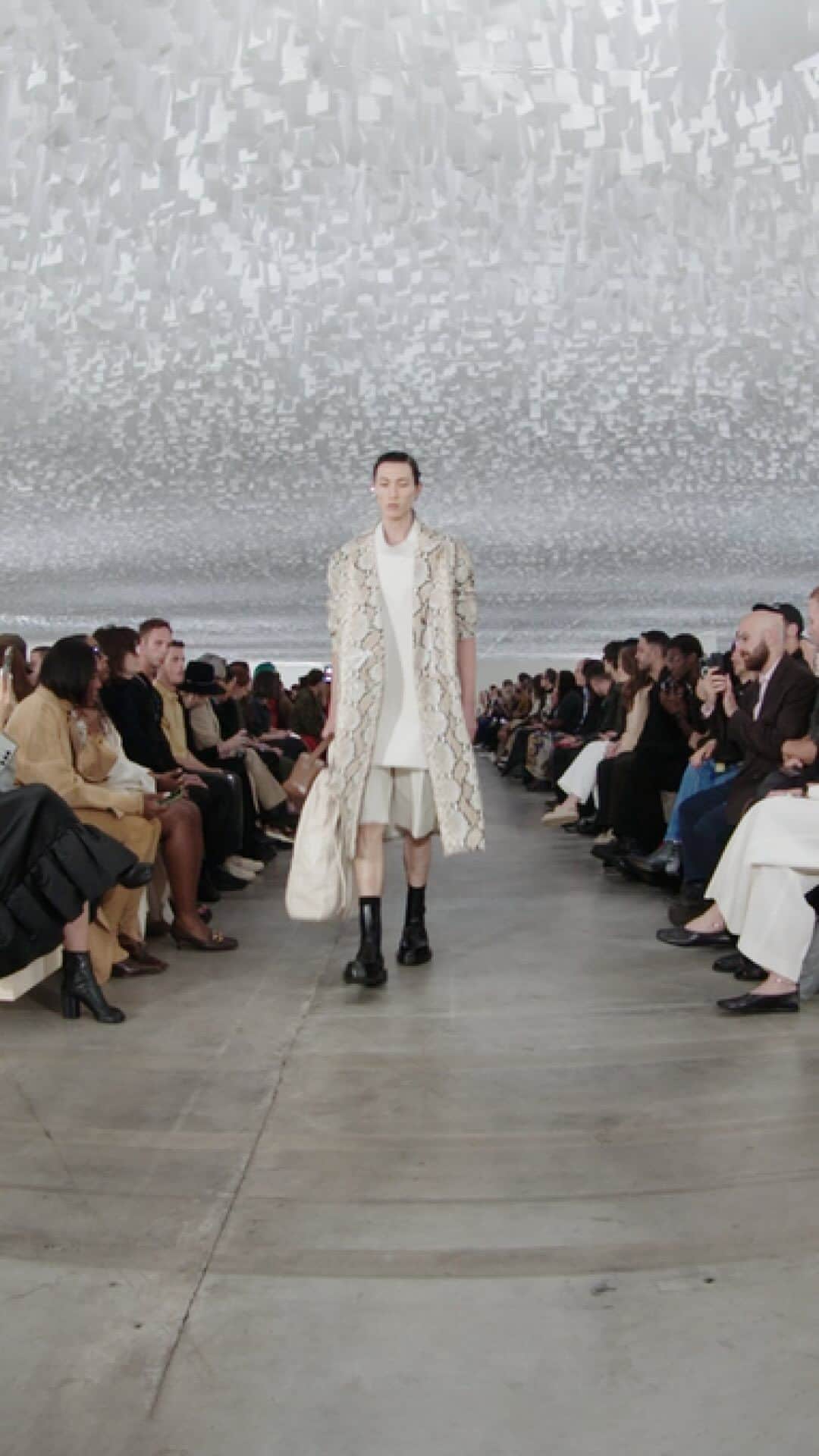 ジルサンダーのインスタグラム：「#JILSANDER  Women’s and Men’s Spring/Summer 2024 Watch the full show on jilsander.com   #JilSanderbyLucieandLukeMeier」
