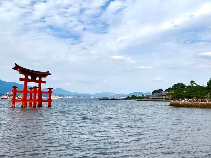 海原やすよのインスタグラム：「⛩️と🦪」