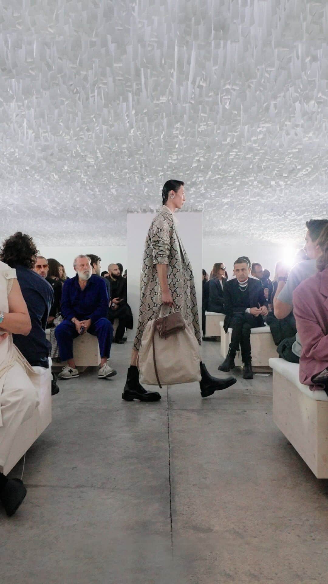 ジルサンダーのインスタグラム：「#JILSANDER  Women’s and Men’s Spring/Summer 2024 Watch the full show on jilsander.com   #JilSanderbyLucieandLukeMeier」
