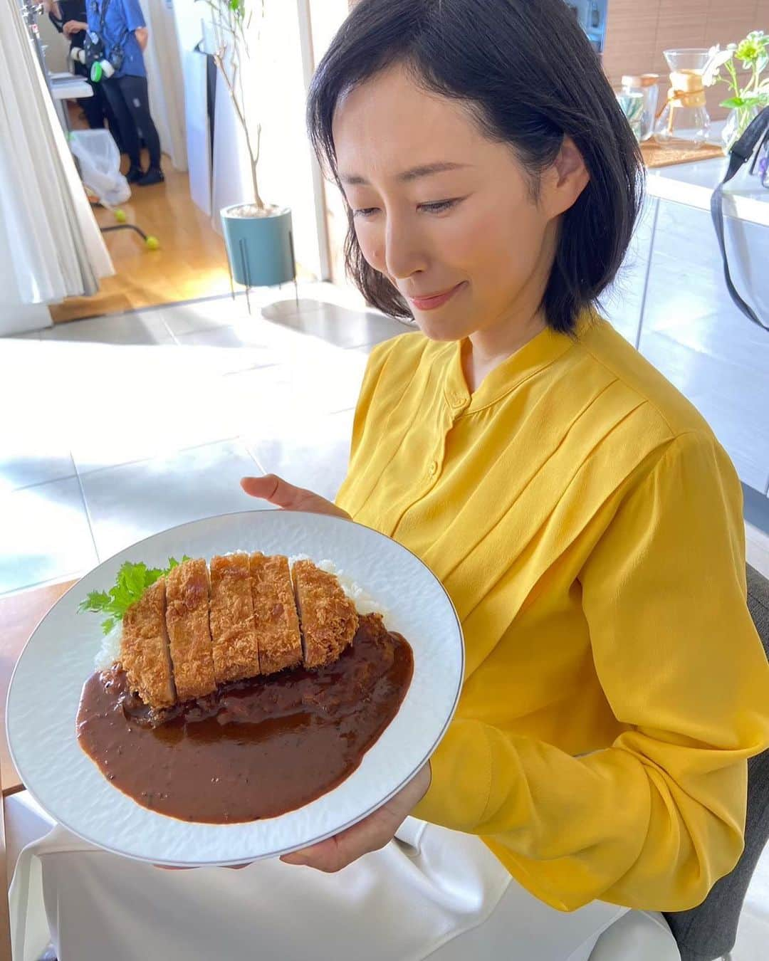 木村多江のインスタグラム：「忙しい時にも  簡単に 美味しいカレーが 食べられちゃうって  みんなの味方だなぁ。  揚げたレンコン チップスのせるのも 好き。  #ハウス食品 #プロクオリティ #ビーフカレー #ソース #cm  また コマーシャルで 恥ずかしながら  歌ってますよぉ😅」