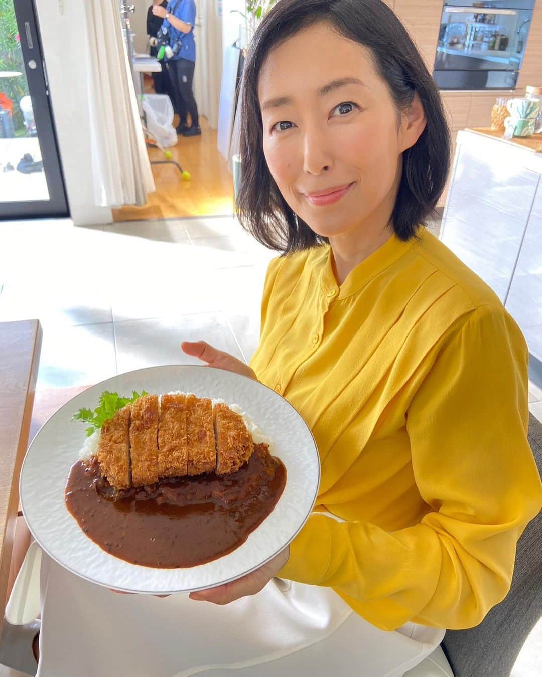 木村多江さんのインスタグラム写真 - (木村多江Instagram)「忙しい時にも  簡単に 美味しいカレーが 食べられちゃうって  みんなの味方だなぁ。  揚げたレンコン チップスのせるのも 好き。  #ハウス食品 #プロクオリティ #ビーフカレー #ソース #cm  また コマーシャルで 恥ずかしながら  歌ってますよぉ😅」10月2日 23時06分 - taekimura_official