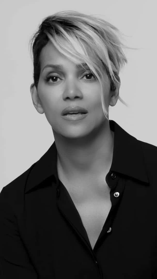 のインスタグラム：「A decade of making a difference. On set for the 10th anniversary #WatchHungerStop campaign, @HalleBerry looks back on her field visit to @WorldFoodProgramme-supported communities in Nicaragua. #MichaelKors   All profits from the sale of this year’s special-edition T-shirt and tote go to the @WorldFoodProgramme (WFP). For each watch sold, #MichaelKors will donate the equivalent of 200 meals to children in need through WFP.   Join the cause. To learn more, visit WatchHungerStop.com for program details.  WFP does not endorse any product or service.」