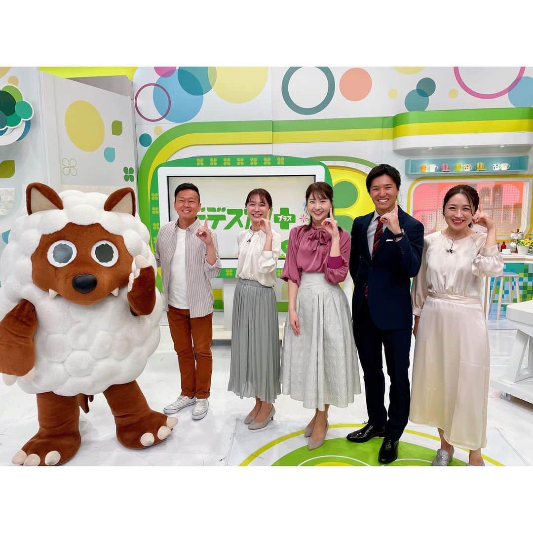 西尾菜々美のインスタグラム：「ドデスカ！＋(プラス)初回放送を終えました🍀✨  初回から番組開始時刻が変更となりましたが お付き合いいただいた皆さん ありがとうございます☺️ ※通常ごご3時40分スタートです。  夕方にドデスカ！のスタジオセットに立っていると なんだか朝のようでソワソワ…🤭 濱田さんは早速「おはようございます」と 言ってましたね😏  “ウルフィ3択”のウルフィのジェスチャーヒント、 明日は当てたいなぁ🥹!! 皆さんもぜひご参加ください💡  上坂さんの、現場からの中継も”ほぼ毎日”あります🎤 取材の手書きスケッチブックにも ぜひご注目ください👀📝  明日からも日々パワーアップしてお届けします💪🏼  #ドデスカプラス #ドデプラ #メ〜テレ #ウルフィ」