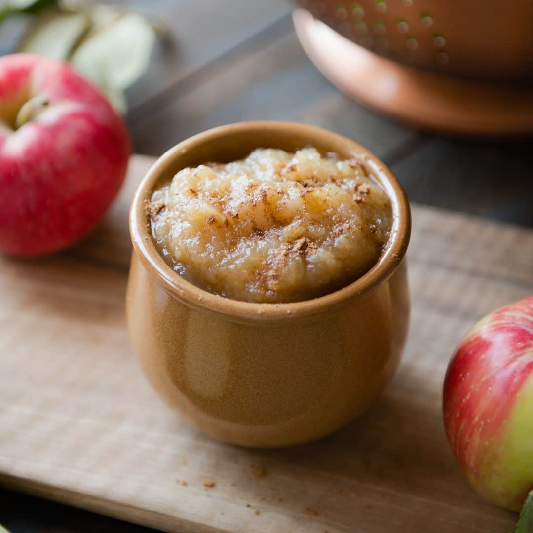 Simple Green Smoothiesのインスタグラム：「NEW RECIPE! Slow-Cooker Applesauce 🍎  This four-ingredient recipe not only tastes good and is so simple to make in a crock pot, but it also makes your house smell like you walked into Bath & Body Works on the first day of Fall. 🍂   https://simplegreensmoothies.com/slow-cooker-applesauce  #homemadeapplesauce #fallscents #applesauce #healthysnacks #applerecipes」