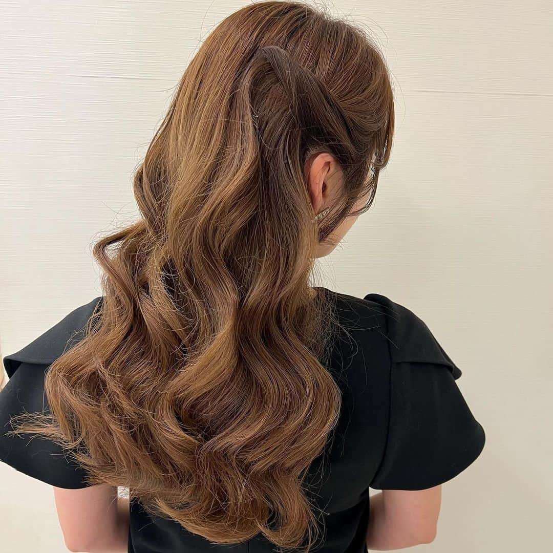 Tomoyo Kitamuraのインスタグラム：「お客様ヘアセット✨ つやんとハーフツイン  #ヘアメイク #プレ花嫁 #外注ヘアメイク #前撮り #2023冬婚  #ヘアセット #2023秋婚 #ヘアアレンジ #グラハイ花嫁 #パレス花嫁 #アンダーズ花嫁 #ウェスティン花嫁  #chanel  #シャネル #ウェディングドレス  #ウェディングヘア #前撮りヘア #dior #ディオール #ポニーテール #2024春婚」