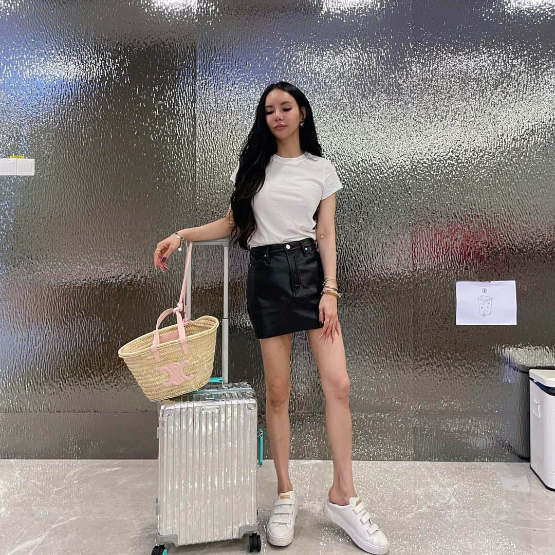 キム・イムさんのインスタグラム写真 - (キム・イムInstagram)「Damn lazzzeeewww to fly again but love my new handcarry #rimowatiffany   #tiffanyandco #rimowa #singapore」10月2日 23時22分 - kimlimhl