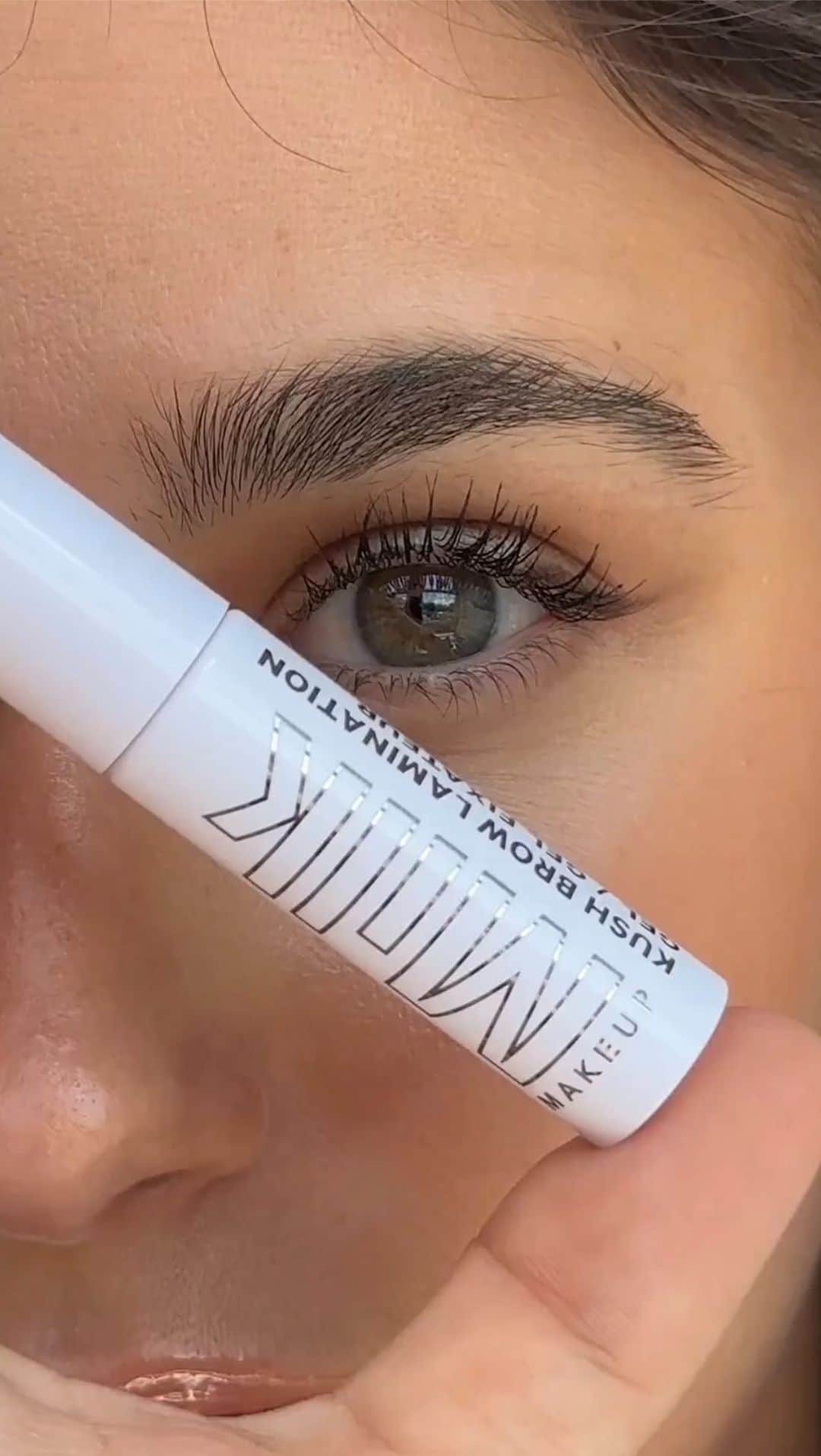 Milk Makeupのインスタグラム：「BROW DOWN ⚡️ looking to get your brow game on lock? Take 50% off select KUSH Brow products TODAY only at @sephora in-stores + online and Sephora @kohls 🛒   @zoeyburger (she/her) wearing KUSH Brow Lamination Gel   #milkmakeup #fallmakeup #sephoraatkohls」