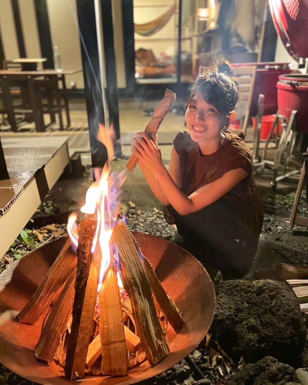 梅野舞のインスタグラム：「グランピング体験★ BBQの後は 焚き火🔥 集中力を高めてくれたり リラックス効果抜群♡♡ 良い経験になりました！  夏の疲れが出やすい時期 季節の変わり目は 体調を崩される方も多いので 皆さんも くれぐれもお気をつけ下さい✨  カラダはもちろん 心のバランスも大切ですね♡  今日私もちょっと体調が🥹💦 でも 相変わらず食欲旺盛なので✌️ 明日からまた元気に頑張ります🫶  #グランピング#ヴィラ#河口湖#焚き火#リラックス#リラックス効果#集中力アップ #季節の変わり目ご自愛ください #おやすみなさい #instagood#instagram」