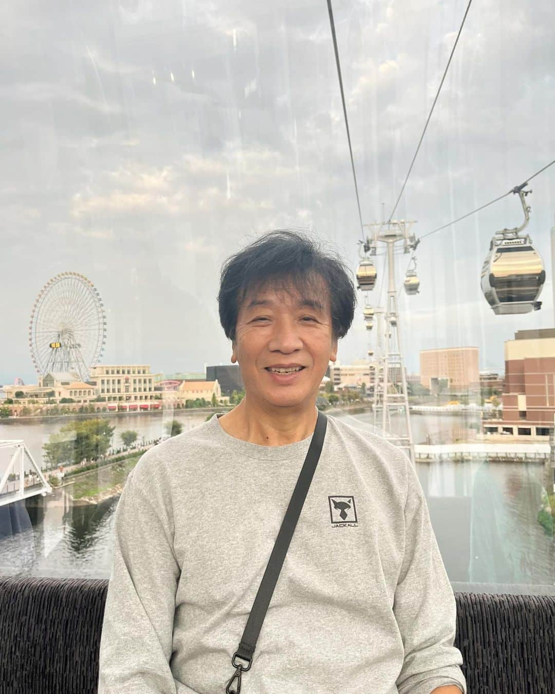 前川清さんのインスタグラム写真 - (前川清Instagram)「お孫さんと横浜へ🛳️ コスモワールドの玉落としゲームで6個中4個入り、 シナモンロールのお人形をゲット🌸 ロープウェイ🚡にも乗って、 沢山歩いたかと思ったら4000歩🦶だったそうです 笑  #前川清 #横浜　#みなとみらい　#コスモワールド #ヨコハマエアキャビン  #孫孝行 #ありのままに」10月2日 23時23分 - maekiyoinsta