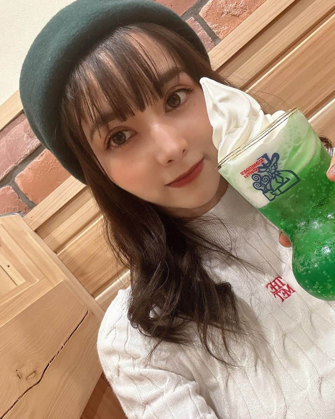 瀬野ユリエのインスタグラム：「クリームソーダ🥤🍈💕 #コメダ珈琲#クリームソーダ」