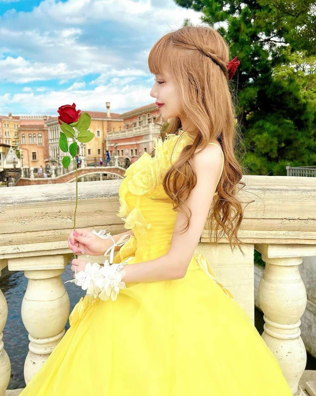 のインスタグラム：「美女と野獣のベル🌹 ちいさな子がたくさん声かけてきてくれてうれしかった♡ 女の子はみんなプリンセスに憧れるよね👸💓  #美女と野獣  #ベルコスプレ  #Dハロ  #ディズニーハロウィン」