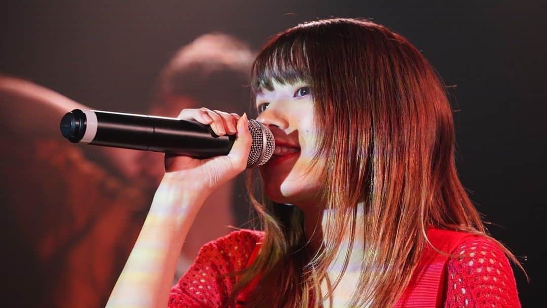 のインスタグラム：「. 2023.09.30(Sat.) 渋谷TOKIO TOKYO WHITEBOX 1stワンマンライブ『Reverb!!』 ありがとうございました!! . 紆余曲折あったけど、たくさんの目標を立てて 一個一個達成して成長した姿で、みんなの前に立てました！ そして応援してくれてありがとうをやっと直接言えました！ みんなの顔もしっかり見れたし本当に嬉しかったな。 . . . 作った曲のデビューライブでもありまして。 リバーブ、バレンタインマーチ、スターゲイザー、 そして初披露の新曲、、、。 一緒に歌ってくれたり、号泣しながら聴いてくれたり にこにこしてくれたり、ひたすらじっと世界に入り込ん でくれたり、一つ一つの反応がすごく嬉しくて 何ヶ月もかけて作った甲斐があったなって しみじみしました。ありがとうね。 . . . シンガーソングライター灯橙あかとして、 作りたい曲があって歌を届けたい人たちがいるっていうのはずっとずっと変わっていなくて、もっと大きくなってたくさんの人に届けていきたいって日々強く思ってます。 WHITEBOXとのバランスに悩むことは多々あるけど このグループにいることでしか書けない曲があるし 救えない人がいるよなってすごくすごく思うので、 悩みながらとことん向き合いながら、 一生懸命2足の草鞋を履きこなしたいと思っています。 . これからももがきながら切磋琢磨しながら頑張るWHITEBOXを見ていてくれたら、応援してくれたら嬉しい。よろしくお願いします！ . . . p.s. 支えてくれた会場、映像スタッフのみなさんありがとうございました！とても心強かったです。 みなさんにも成長した姿を魅せられるようにこれからより一層頑張ります🔥🔥🔥 . #WHITEBOX #WHITEBOXワンマンライブ #Reverb #写真 #ホワイトボックス」