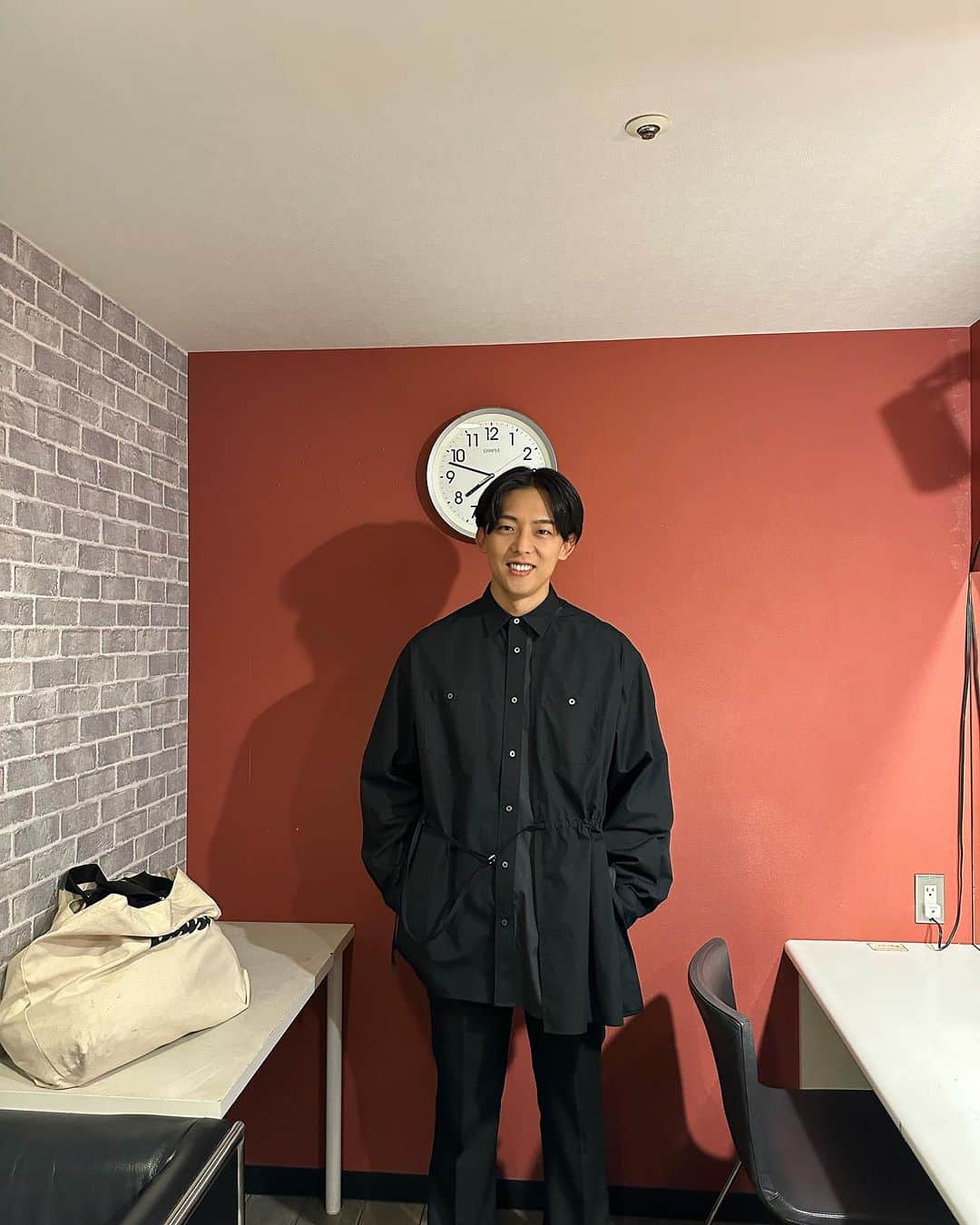 のインスタグラム：「duo MUSIC EXCHANGE 20周年ありがとうございました！  ワンマン含めたくさんお世話になっている会場のアニバーサリーに呼んでいただけて光栄でした！  共演した韻シスト、SANABAGUN.も最高でした！  最近写真のポーズいつも一緒、、笑」