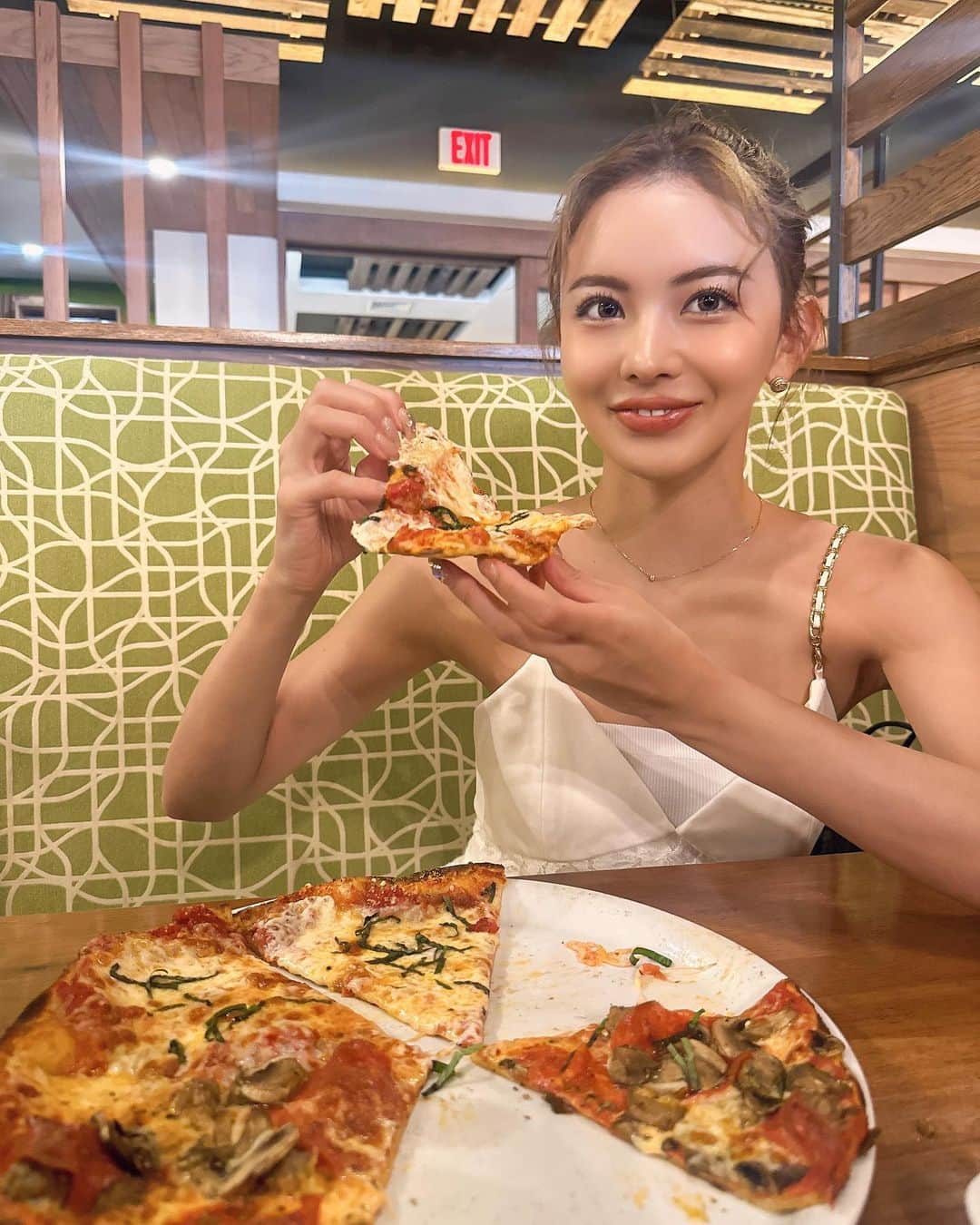 カレンさんのインスタグラム写真 - (カレンInstagram)「#BeerStagram 🍺🍕😚  10月スタート 食欲の秋🍁  こんな彼女は ありですか？？🥹w  #October #GUAM #pizza #beer #pizzatime」10月2日 23時28分 - cjd_karen