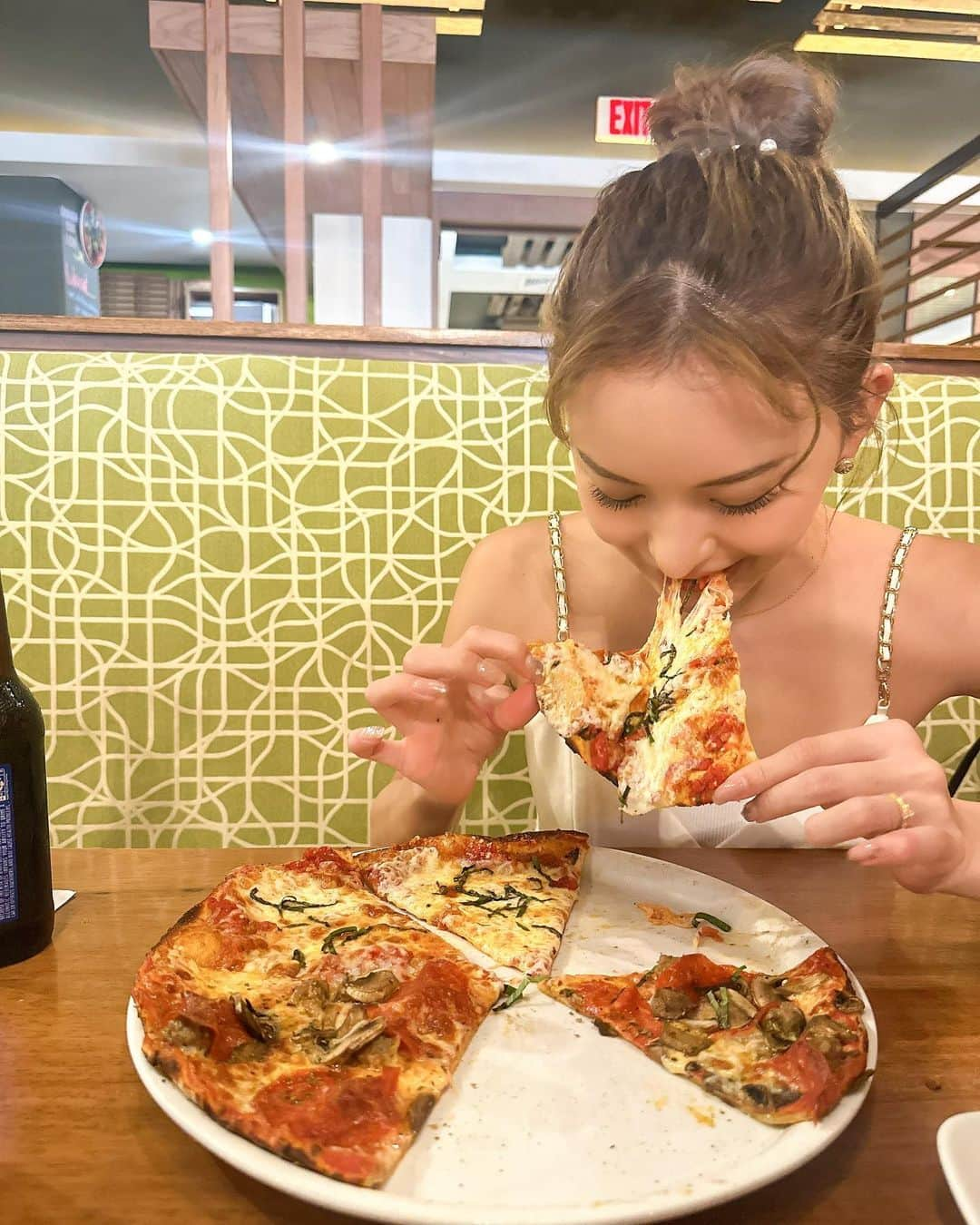 カレンさんのインスタグラム写真 - (カレンInstagram)「#BeerStagram 🍺🍕😚  10月スタート 食欲の秋🍁  こんな彼女は ありですか？？🥹w  #October #GUAM #pizza #beer #pizzatime」10月2日 23時28分 - cjd_karen