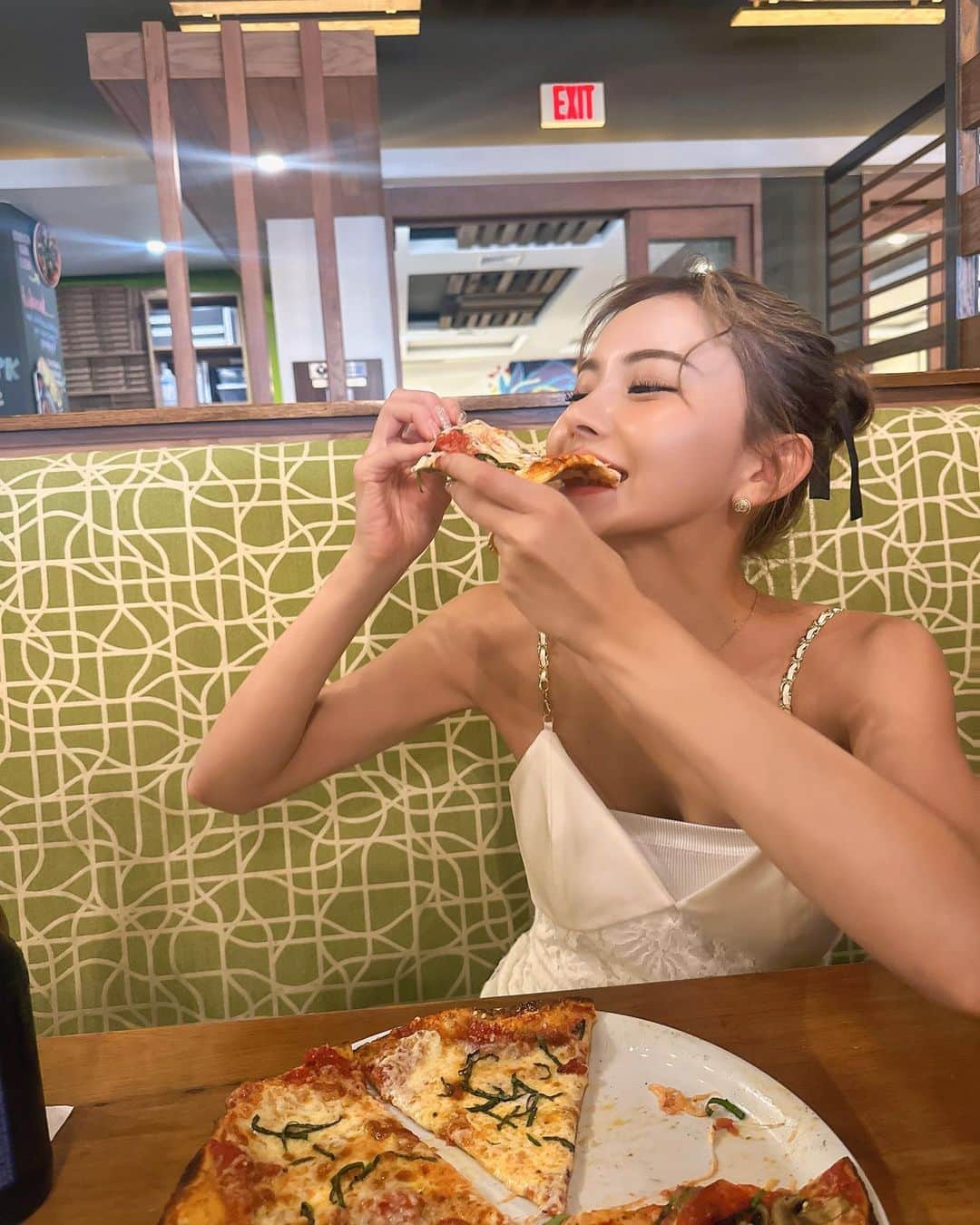 カレンさんのインスタグラム写真 - (カレンInstagram)「#BeerStagram 🍺🍕😚  10月スタート 食欲の秋🍁  こんな彼女は ありですか？？🥹w  #October #GUAM #pizza #beer #pizzatime」10月2日 23時28分 - cjd_karen