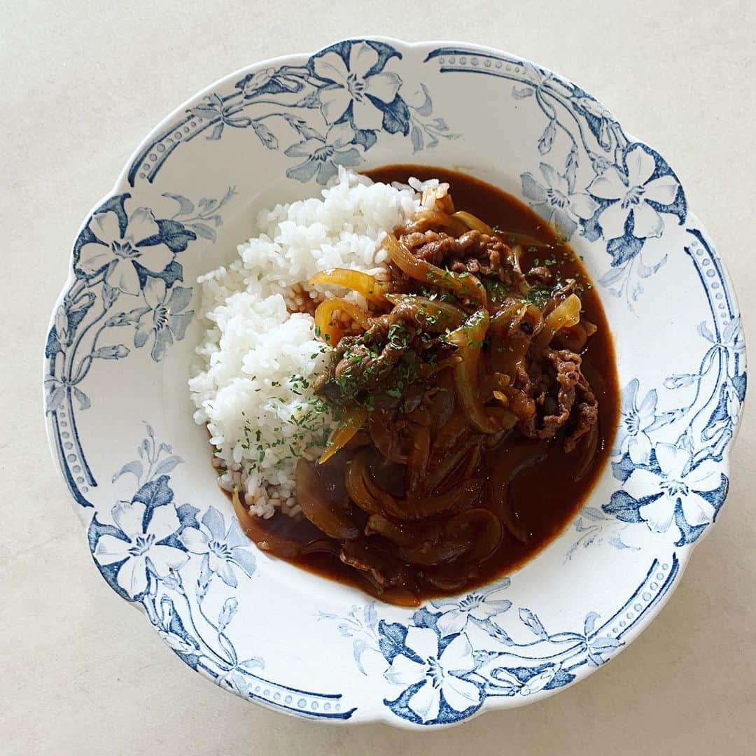 長谷川あかりのインスタグラム：「煮込み料理が美味しい季節。まだちょっと早いか。お気楽ハヤシライスです。」
