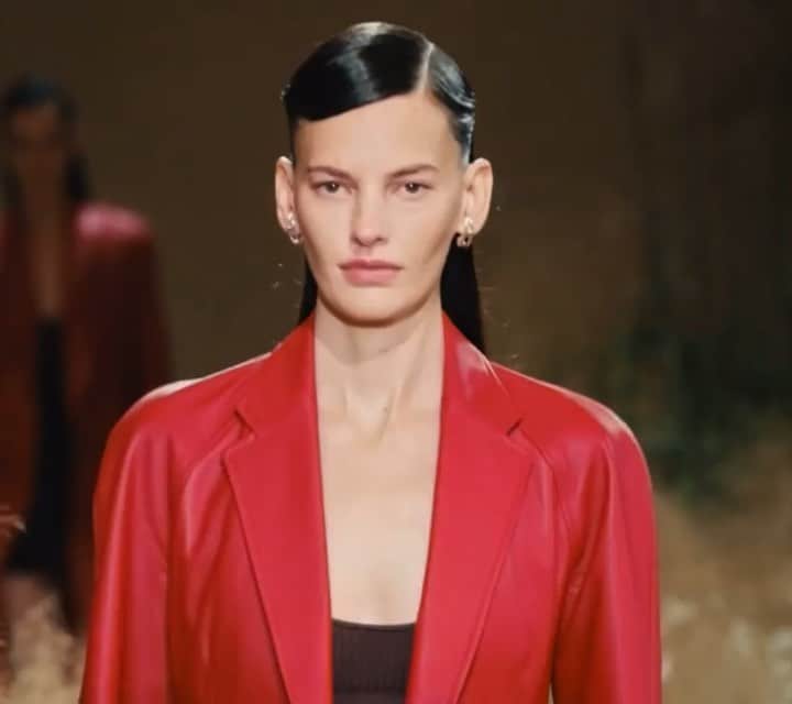 のインスタグラム：「@hermes By Designer: Nadège Vanhee-Cybulski Fashion Editor/Stylist: @jodieabarnes  Hair Stylist: @garygillhair  Makeup Artist: @gregoris  Casting Director: @julialangecasting」
