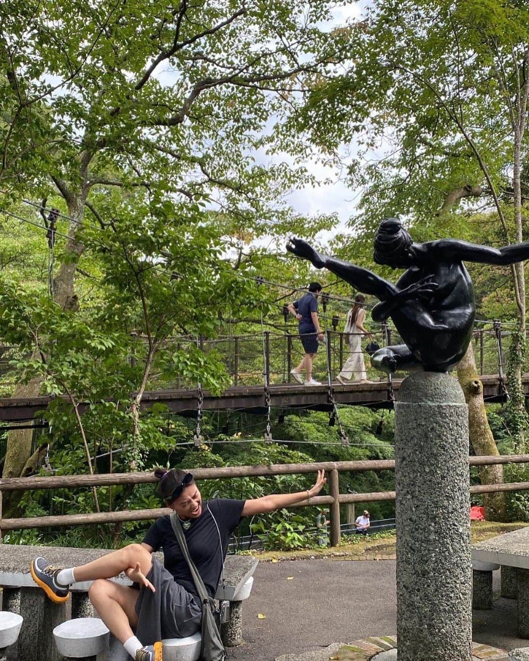 松本優さんのインスタグラム写真 - (松本優Instagram)「先月は #箱根旅行　に行ってまいりました  もうね、温泉温泉温泉の旅ですよ  サウナにハマってる松優（遅ない?）  汗かきまくったらやっぱ肌の調子良くなりますわ！  旅館でひっさしぶりにお布団で寝たら実家思い出して秒速で寝ましたわ！最高！  バスで移動して、　#彫刻の森美術館　にも行った🧚‍♀️  箱根に行ったら絶対行くべき！ めちゃくちゃ広くて、アートの事は詳しくないけど体験型のものもあって楽しすぎた！  写真見たらわかると思うけど人一倍楽しんでました！笑笑  みんなのおすすめ旅行スポット教えてくだせえ！！！  #travel#旅行#箱根#yutravel✈️」10月2日 23時29分 - matsumoto_yu