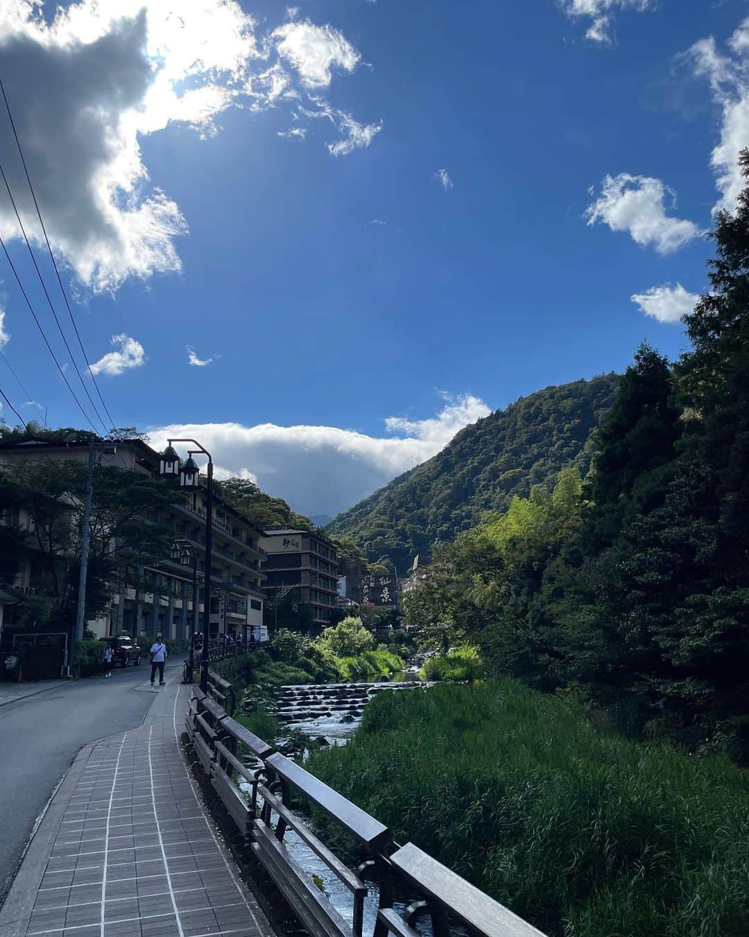 松本優さんのインスタグラム写真 - (松本優Instagram)「先月は #箱根旅行　に行ってまいりました  もうね、温泉温泉温泉の旅ですよ  サウナにハマってる松優（遅ない?）  汗かきまくったらやっぱ肌の調子良くなりますわ！  旅館でひっさしぶりにお布団で寝たら実家思い出して秒速で寝ましたわ！最高！  バスで移動して、　#彫刻の森美術館　にも行った🧚‍♀️  箱根に行ったら絶対行くべき！ めちゃくちゃ広くて、アートの事は詳しくないけど体験型のものもあって楽しすぎた！  写真見たらわかると思うけど人一倍楽しんでました！笑笑  みんなのおすすめ旅行スポット教えてくだせえ！！！  #travel#旅行#箱根#yutravel✈️」10月2日 23時29分 - matsumoto_yu