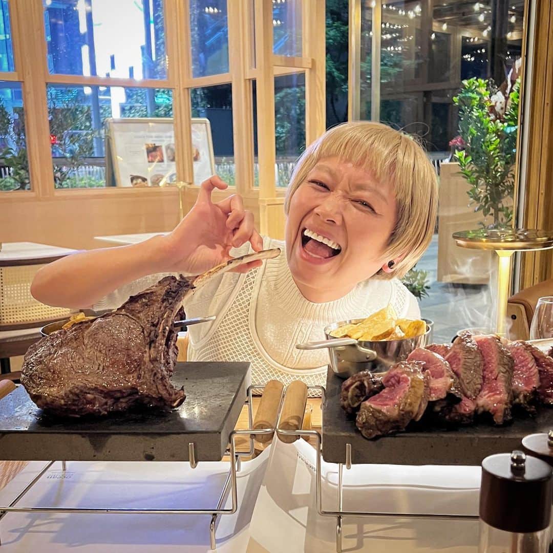 ロシアン佐藤のインスタグラム：「💭じゅんちゃんにお誕生日のお祝いしてもらった思い出！  【ocean good table 渋谷】 🔽東京都渋谷区渋谷3-21-3 渋谷ストリーム 1F  ⁡🍴 ◾︎BEEF TOMAHAWK RIB EYEROLL ×２  →大迫力のトマホークステーキを300度に熱したホットストーンの上で好みの焼き加減にして楽しめる！お肉は柔らかくてジューシー。脂がしつこくなくてもりっもりいける！！ ちなみに添えてあるポテトはおかわりできます◎ 塩コショウでもめちゃ美味しいんですが、ソースも３種類ついてきて好きなもの選んでかけて食べられます。最高。  ◾︎POPOVER ＆ DRIED FIGS AND PISTACHIO BUTTER →いちぢくとはちみつが乗ったピスタチオバターでシュー生地みたいなポップオーバーを食べるのは至福…！  ◾︎mimoza →乾杯で出していただいたスパークリングワイン。すっきりだけどフレッシュな葡萄の香りがおいしかった！  ◾︎SHELLFISH ANDFRESH MUSHROOMS MARINATED ANCHOVIES  →マッシュルームの下には貝がたっぷり。UMAMI×UMAMI＝ CHOUMAIって感じ マッシュルームめっちゃおいしい、そして貝もめっちゃ美味しい・・（語彙）  ◾︎WAGYU BEEF MEAT STEAK TARTAR  →なんと…和牛のタルタルステーキが食べられるよ…！！しっかりした衛生管理と販売許可、認可済みの卸先からの仕入れなどなどを経て安心安全な和牛タルタルをいただけます。ねっとり絡みつく真っ赤な和牛…さいこうです…  ◾︎ROASTED BONE MARROW <ガルニチュール>　ボーンマロー  →縦割り骨髄。とろとろプルプルのコラーゲン質をチュルンと頂いてワインをキュイっと飲む。最高。  ◾︎TODAY'S PILAF →濃厚。牛のしぐれ煮が入ってて甘じょっぱくて最高でした。私はこれで白ごはんがイケる…  ◾︎BAKED CHEESE CAKE ＆  CLASSIC PUDDING ＆  TIRAMISU →デザートも本格的で充実。コーヒーも本格的なエスプレッソマシンがあったりオリジナルのお豆があったりこだわりがすごい。 カフェ利用もOKとのことなので、渋谷ストリームでちょっと人を待つんですってときにも入れて良きです◎ Googleさんに行くことがまたあれば、待ち時間に絶対行くぜ・・・  お店の雰囲気もとっても良くて、ちょっと大人の落ち着いた雰囲気におしゃれな雰囲気のバランスが心地よかったです。 またいきたい…！  ジュンちゃん（@junito.13）お祝いありがとう〜！   #トマホークステーキ #渋谷 #渋谷グルメ  #渋谷ディナー  #誕生日ディナー  #カフェ  #渋谷カフェ」