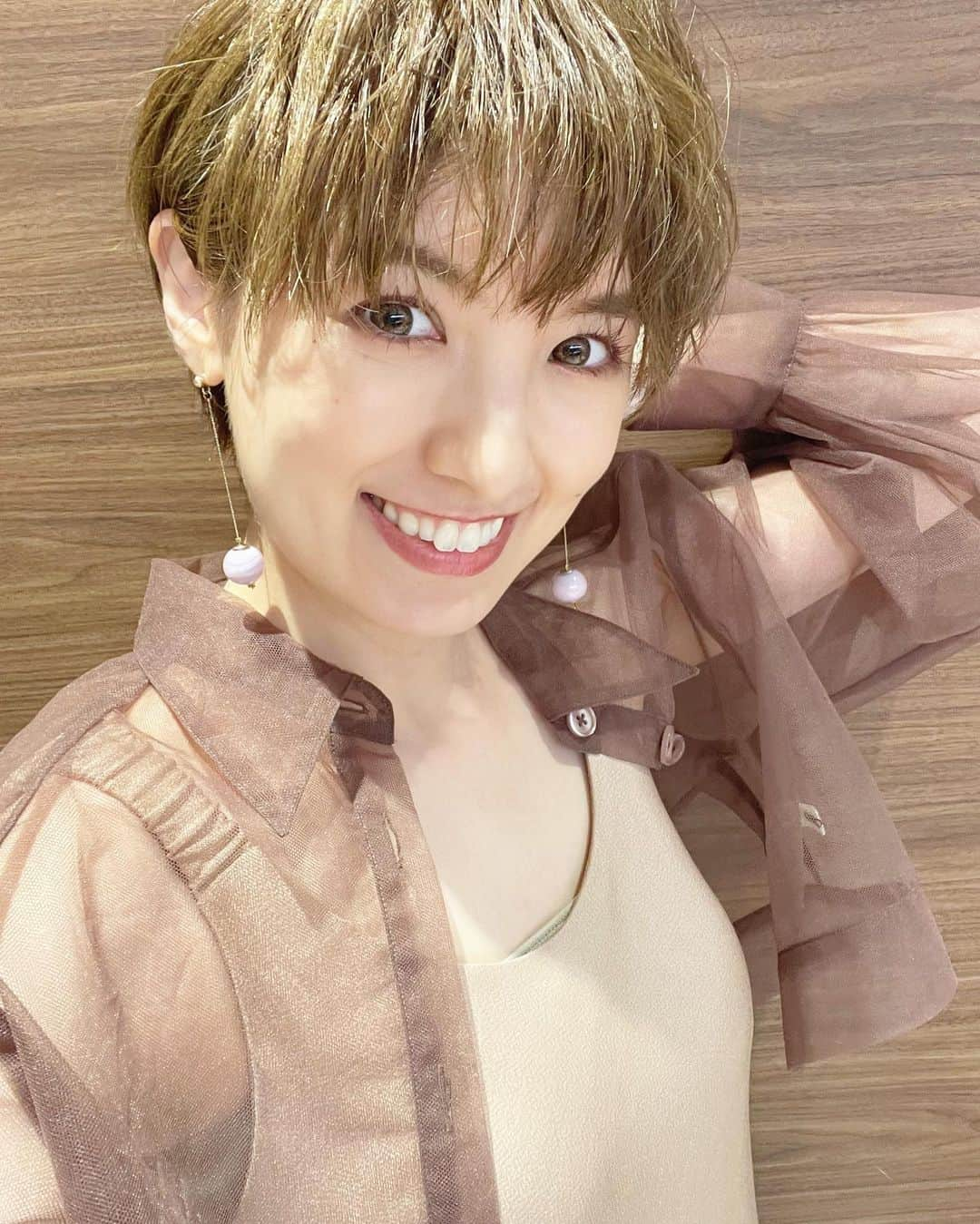 南明奈さんのインスタグラム写真 - (南明奈Instagram)「今週のプチブランチは1周年記念で鎌倉へ✨ 鎌倉グルメ食べまくりました😋 観てね✨Tverでも観れるよ🙆‍♀️  鎌倉ロケの衣装（写真1・2枚目）は  Tシャツ、ワンピース @cocodeal_official ピアス @tomomi.s_jewelry ネックレス @jurk.official ブーツ @dianashoespress  です✨ そして先週の衣装は  写真3・4枚目 ワンピース、シアージャケット @cocodeal_official ピアス @abiste_official パンプス @dianashoespress  写真5・6枚目 トップス @avie_andensal ビスチェ、スカート @anogh_official ピアス @abiste_official ブーツ @dianashoespress」10月2日 23時29分 - akinaminami