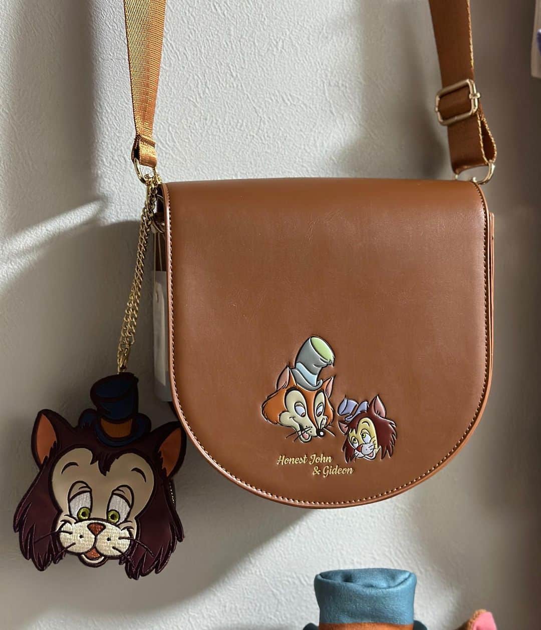 ルナさんのインスタグラム写真 - (ルナInstagram)「アコモデ @accommode の ギデフェログッズを受け取ったので ギデグッズ集めてみた🐈❤️  UFOキャッチャーでギデのぬいぐるみもGetしたんだ😊🤍  まだまだ数少ないギデグッズこれから増えるといいなぁ😌❤️  私の推しキャラ覚えてね😻 ┈┈┈┈┈┈┈┈┈♡ #ギデオン #ファウルフェロー #ギデフェロ #ギデちゃん #ピノキオ #アコモデ #アコモデディズニー #ディズニーグッズ #ディズニーコラボ  #ディズニーストア #ディズニーストア購入品 #ギデオングッズ #ヴィランズ #ディズニーヴィランズ #accommode #accommodedisney #disneygoods #pinocchio #shopdisney #gideon」10月2日 23時40分 - runakumaa