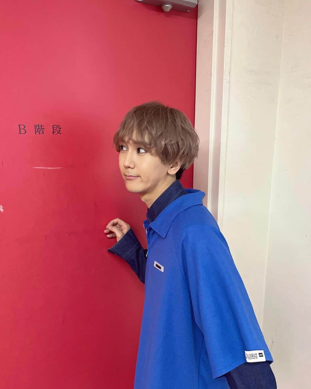 のインスタグラム：「青と赤」