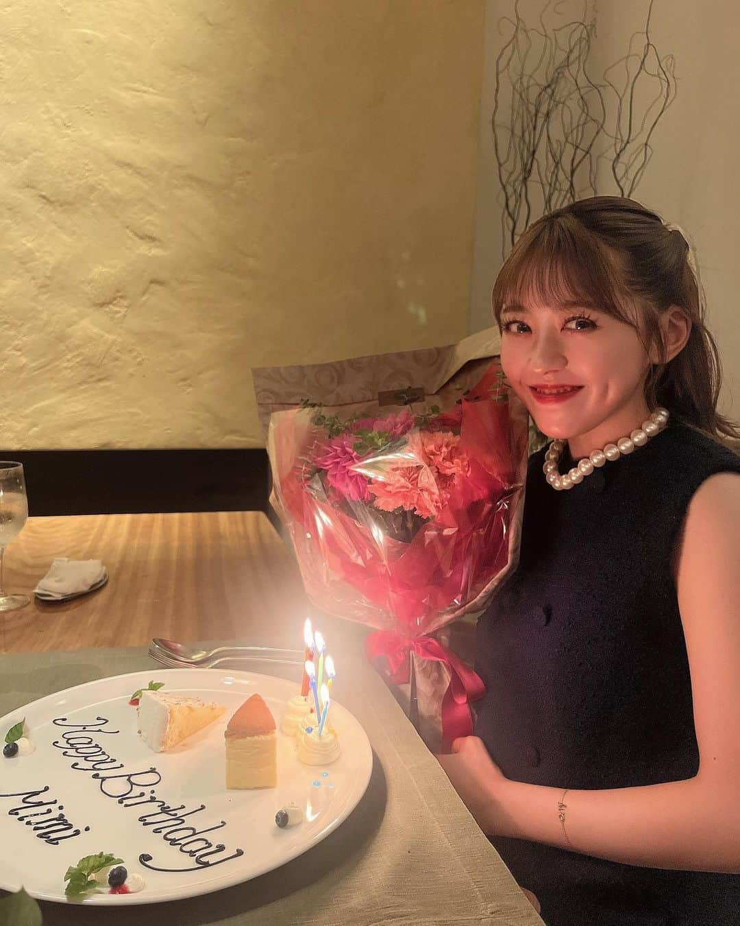 君島憂樹さんのインスタグラム写真 - (君島憂樹Instagram)「今日10月2日は妹の22歳のお誕生日🎂 私が宝塚に入った年が16歳、四つ下の妹は12歳で会う度に大人になって、今では2人で出掛けると、私の方が愚痴を聞いてもらってます😂 年齢が上がるごとに仲も良くなる、個性が真逆の私達姉妹だからこそ頑張れること、やれる事、これからも刺激し合って頑張りたいと思います☝️ 本当におめでとう🍾🎊 #姉妹 #お誕生日 #22歳 #素敵な女性 #目指してね #これからも #愚痴相談 #聞いてください」10月2日 23時34分 - yuuki_kimijima0427