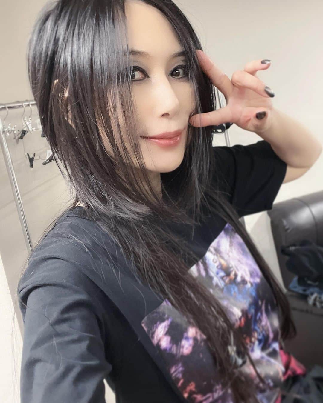 のインスタグラム：「『鬼神に横道なきものを』名古屋公演、無事終了しました！ 舞台に出た瞬間に我々と皆さんがひとつになり、物凄い熱量で駆け抜けた、最煌、最幸なひとときでした…！✨✨ 会場いっぱいの煌めく笑顔と力強い声援を本当にありがとうございました！🔥🩷🤘 男性陣の写真は、名古屋城のシンボル金のシャチホコを表現していますよ🏯 兄上と招鬼さんがシャチホコで、狩姦さんは？って聞いたら「お城の屋根です！」との事🤣 名古屋パワーをいただいて、私たちの魂も金鯱の如くピカピカです！✨✨✨🩷  Thank you so much Nagoya! We had a wonderful time!!✨✨✨🔥🔥🔥❤️🤘 #陰陽座 #onmyouza #鬼神に横道なきものを #heavymetal」