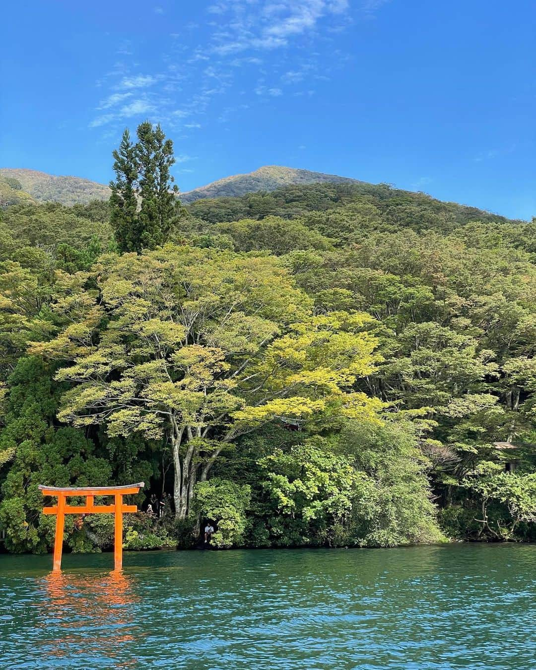 松見早枝子のインスタグラム：「ずっと伺いたかった、#九頭龍神社 の本宮⛩️ ・ 新宮は、箱根神社の境内にありますが、本宮はさらに車🚗を#箱根園 まで走らせて駐車場に駐め、そこからモーターボートで向かいます🚤💨 ・ 向かう途中の#芦ノ湖 も、#湖上の鳥居 ⛩️も、本宮も、ひっそりと美しく本当に素敵でした✨ ・ 行きは龍神さんにもお会いできました🐉たぶん、、🤭 ・ 九頭龍神社は、商売繁盛・金運守護・心願成就・良縁成就等に特に御神徳の高い龍神様だそう。 ・ 来月は辰年🐉✨ 年男となる息子と伺えて良かったです😊 ・ ・ 先の投稿から、神社のお話⛩️2本立て😅 好きな場所なのでフィードに残したく、失礼いたしました🙇‍♀️ ・ ・ #九頭龍神社本宮 #箱根観光 #粮理家 #ウェルネスフードスタイリスト #松見早枝子 #hakone #kuzuryushrine #wellnessfoodstylist #saekomatsumi」