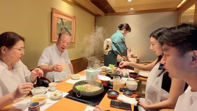 大久保麻梨子さんのインスタグラム写真 - (大久保麻梨子Instagram)「我媽媽是家庭主婦 每次問媽媽要不要來台灣？ 媽媽一定會說「問問爸爸，如果爸爸說可以的話，可以去」 於是我和Jerry企劃了應酬爸爸 請爸爸允許讓我們帶媽媽一起回台灣〜🙌🏻 不愧是日本九州大男人 結果是成功了 但是過程中我們其實有點緊張😂 終於一起來到台灣的媽媽一起開心的台灣美食初體驗✌🏻 歡迎來看看我們的YT  専業主婦の母はいつも「台湾に遊びに来ない？」と聞くと 必ず「お父さんに聞いてみていいよって言われたらね」というのです。 ということで母に台湾へ来てもらうべく父を接待大作戦敢行！ 結果は成功したのですがその過程がちょっとドキドキ。 そして台湾に来れた母は台湾初体験の食べ物に挑戦✨ 楽しんでました😉 ぜひYoutubeご覧下さい！  #台灣 #日本人 #台灣旅遊 #台灣旅行 #初體驗 #牛排 #台灣水果」10月3日 21時00分 - marilog0907