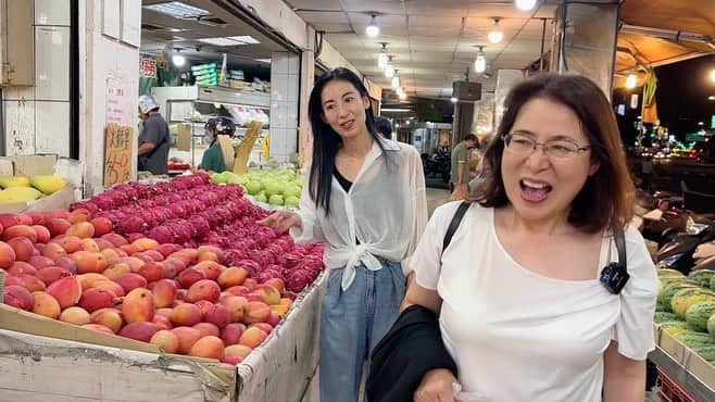 大久保麻梨子さんのインスタグラム写真 - (大久保麻梨子Instagram)「我媽媽是家庭主婦 每次問媽媽要不要來台灣？ 媽媽一定會說「問問爸爸，如果爸爸說可以的話，可以去」 於是我和Jerry企劃了應酬爸爸 請爸爸允許讓我們帶媽媽一起回台灣〜🙌🏻 不愧是日本九州大男人 結果是成功了 但是過程中我們其實有點緊張😂 終於一起來到台灣的媽媽一起開心的台灣美食初體驗✌🏻 歡迎來看看我們的YT  専業主婦の母はいつも「台湾に遊びに来ない？」と聞くと 必ず「お父さんに聞いてみていいよって言われたらね」というのです。 ということで母に台湾へ来てもらうべく父を接待大作戦敢行！ 結果は成功したのですがその過程がちょっとドキドキ。 そして台湾に来れた母は台湾初体験の食べ物に挑戦✨ 楽しんでました😉 ぜひYoutubeご覧下さい！  #台灣 #日本人 #台灣旅遊 #台灣旅行 #初體驗 #牛排 #台灣水果」10月3日 21時00分 - marilog0907