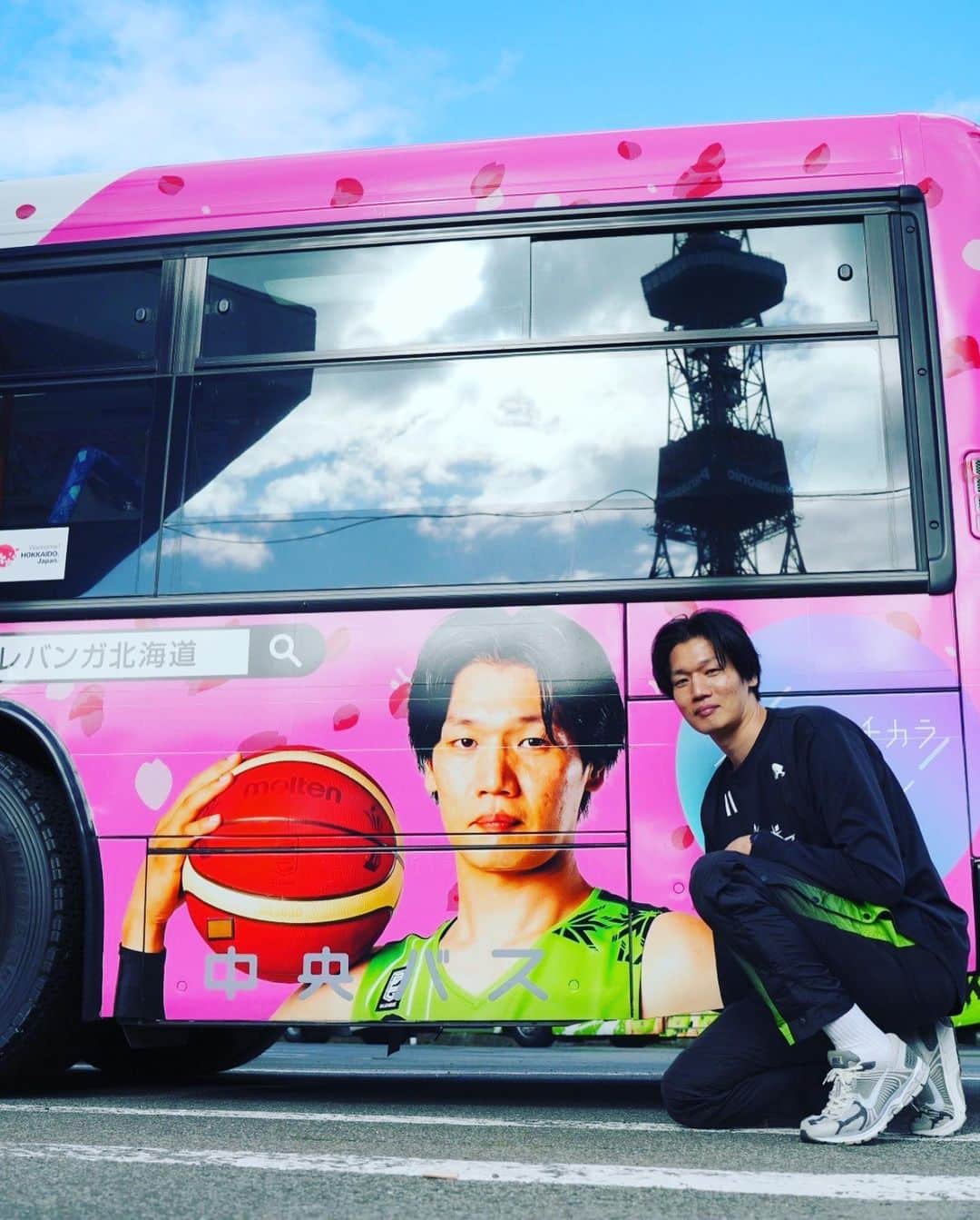 折茂武彦さんのインスタグラム写真 - (折茂武彦Instagram)「オフィシャルパートナーである北海道中央バス株式会社さまに札幌市の協力のもとレバンガ北海道のラッピングバス3台を制作していただきました。  10月3日から札幌都心部と清田区、豊平区方面を運行します。  ぜひご乗車いただき、北海きたえーるに足をお運びください！ . .  #北海道中央バス株式会社 #スポーツのチカラまちのミライ #レバンガ北海道 #札幌市 #桜井良太 #折茂武彦」10月2日 23時49分 - takehiko_orimo